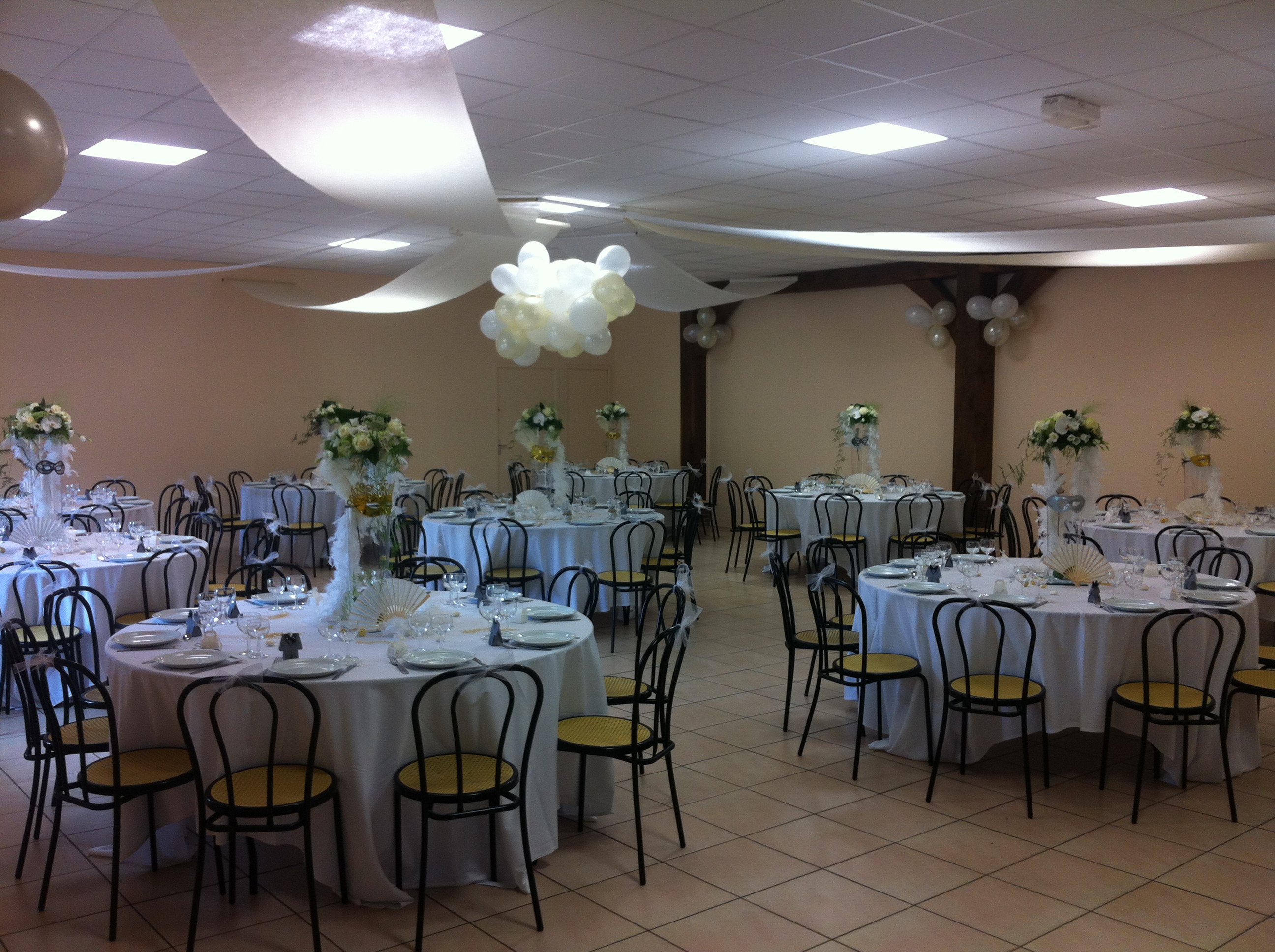 Salle tables dressees 1