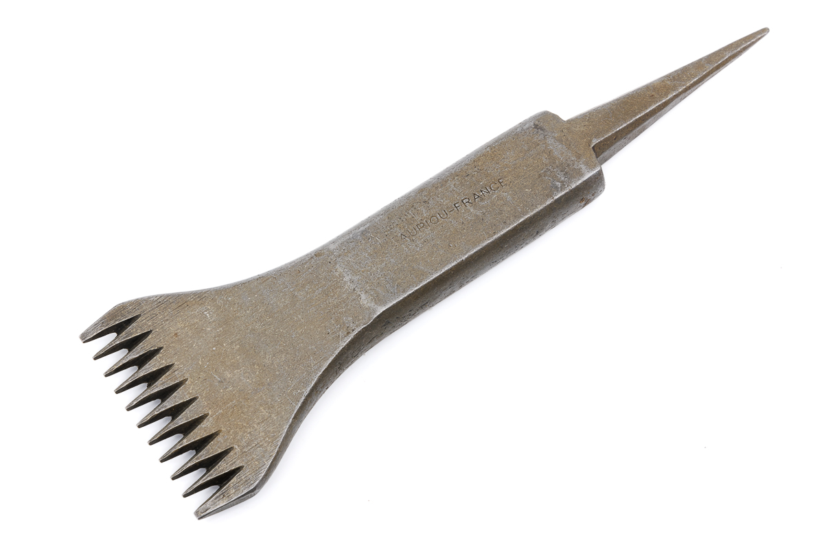 Ciseau 12 dents pointues (grain d'orge) larg. 55 corps plat à chant rond avec soie pour manche