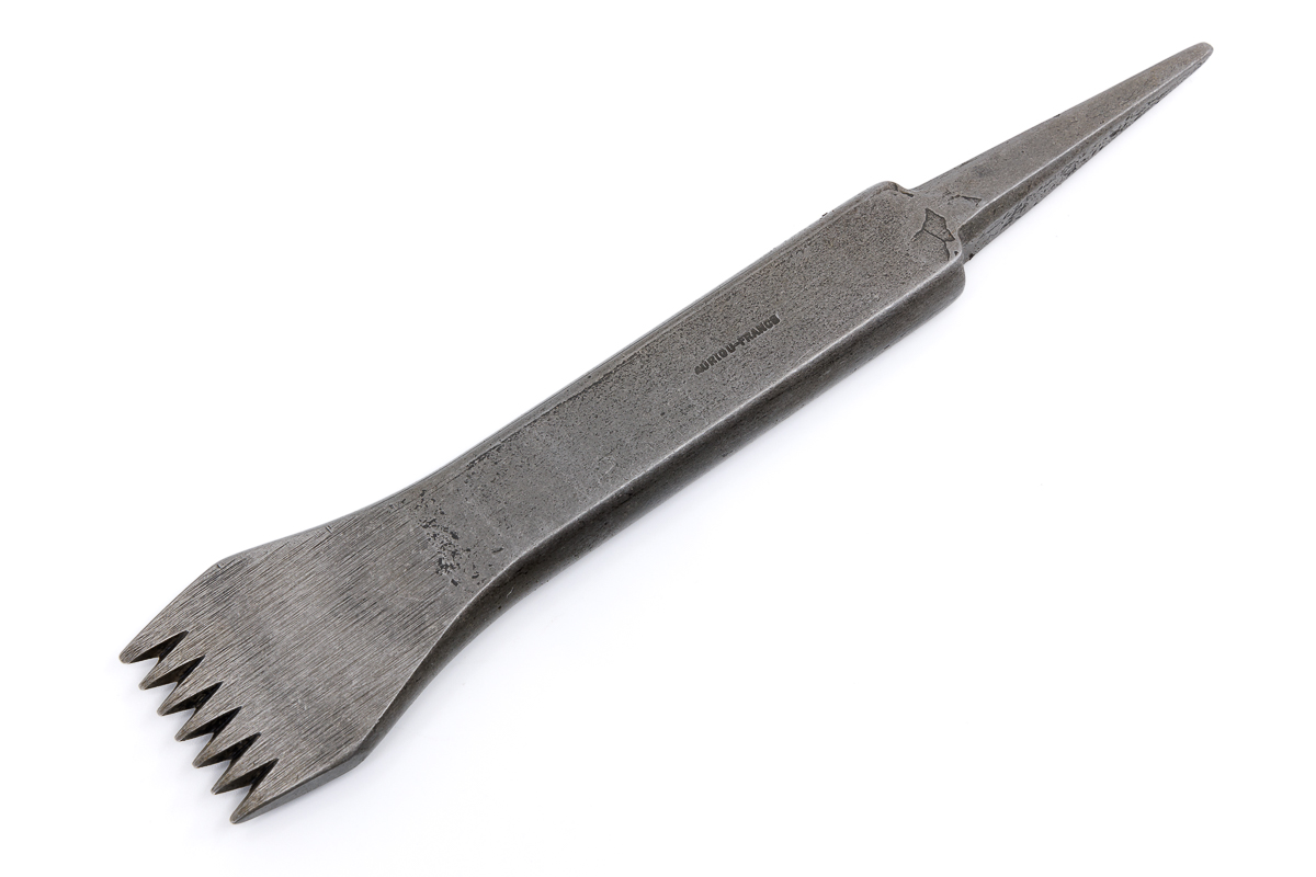 Ciseau 7 dents pointues (grain d'orge) larg. 30 corps plat à chant rond avec soie pour manche