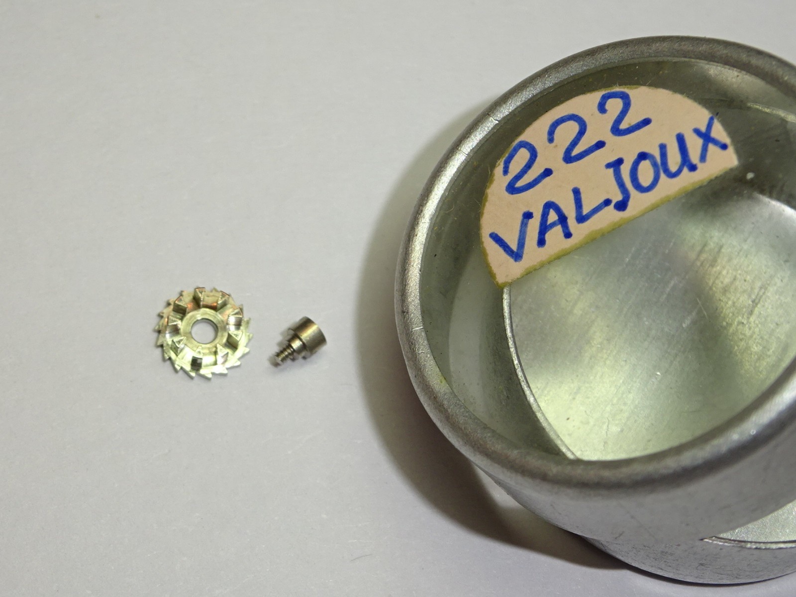 Valjoux 22 71 222 225 pillar wheel + screw / part 8070 (New)