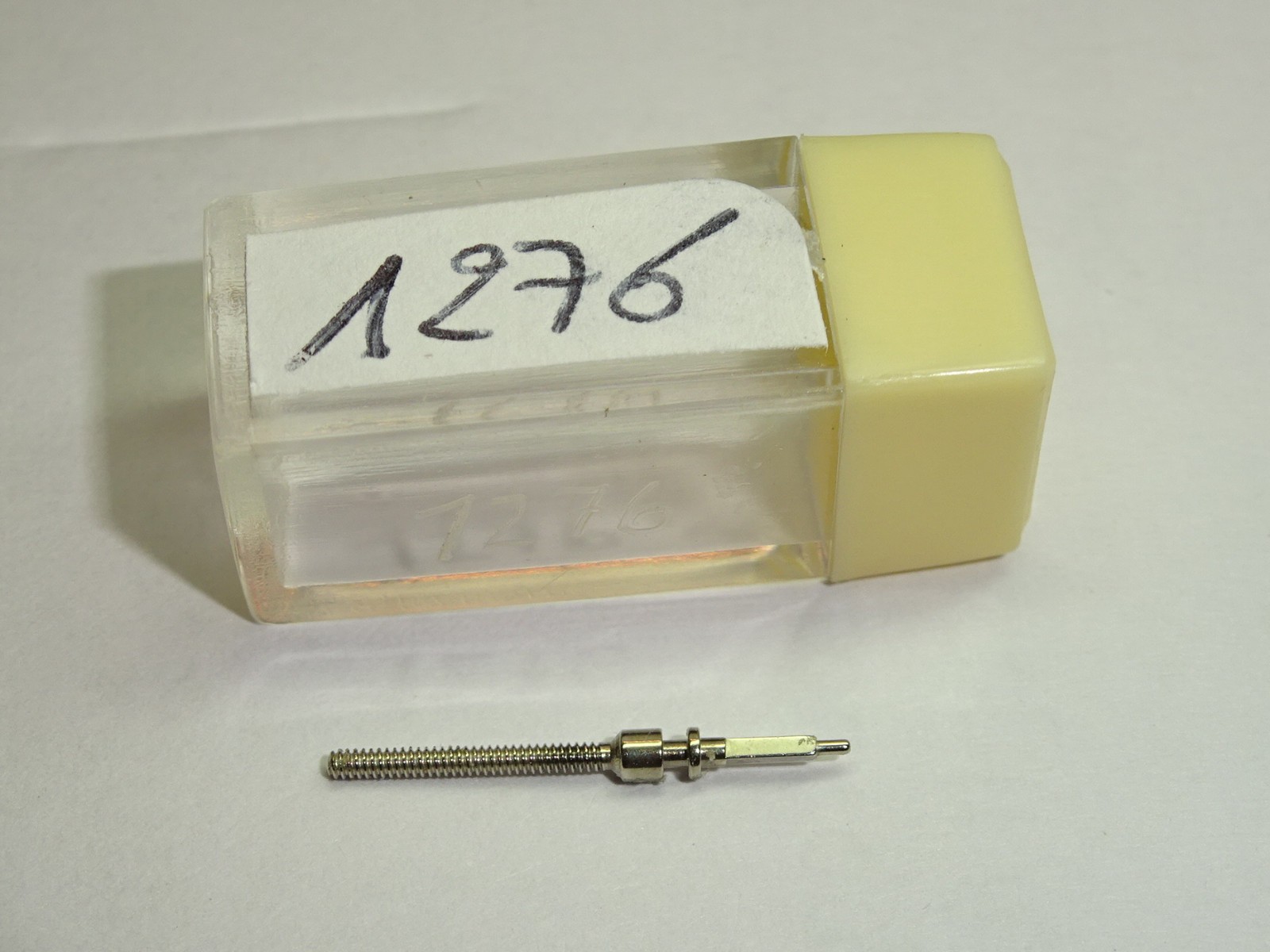 Valjoux winding stem 23 72 88 230 232 234 235 236 237 720 723 724 725 726 729 730 886 / Flume W1276 (thread 90)