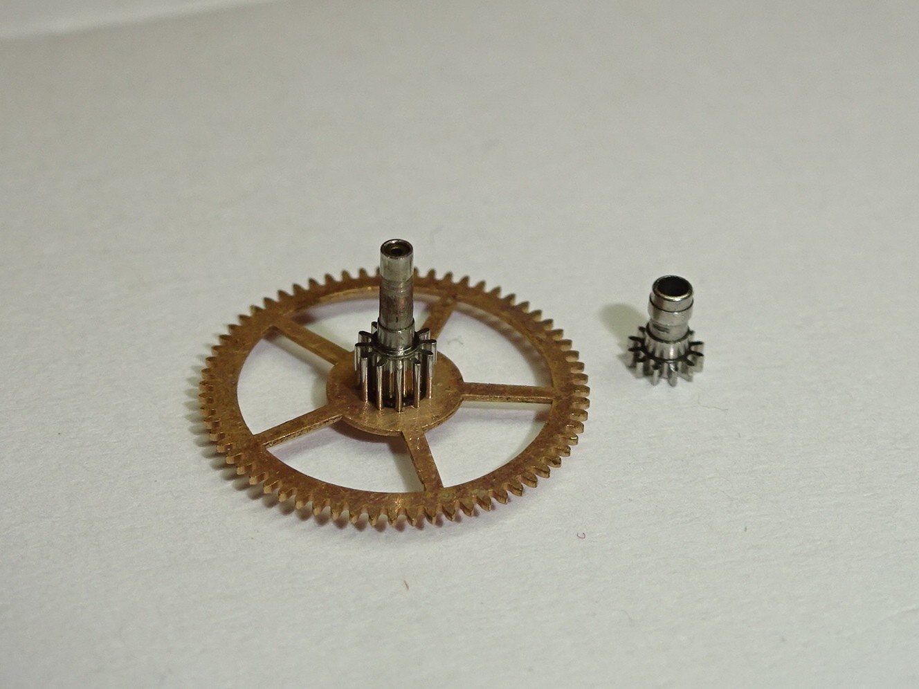 Valjoux 23 230 235 236 center wheel + cannon pinion / part 206 + 245