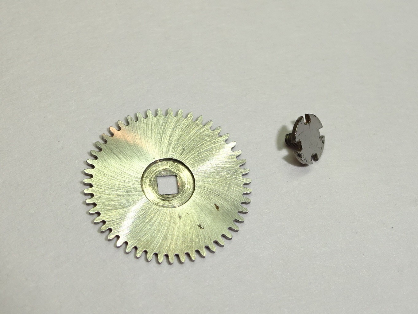 Movado ratchet wheel + screw cal. 470 473 475 477 / part 415 + 5415
