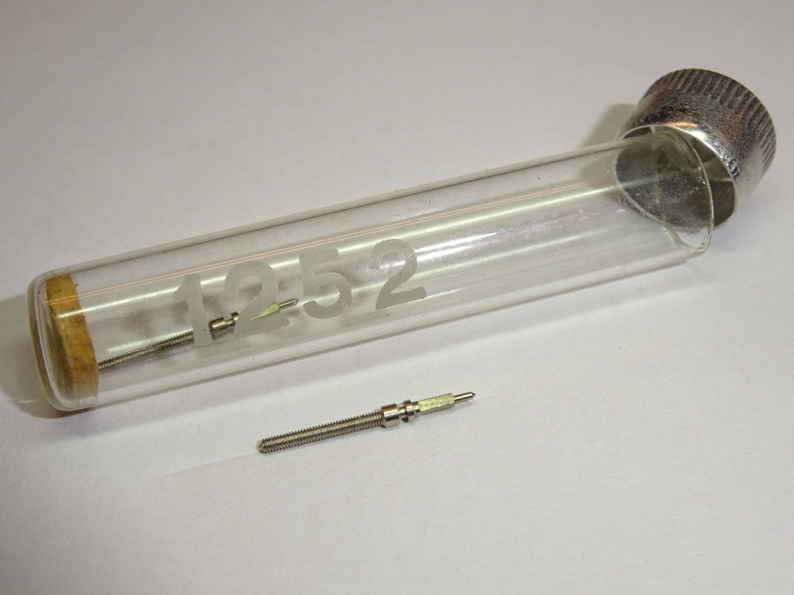 Revue 7 70TT winding stem (thread 100) / DCN 1252