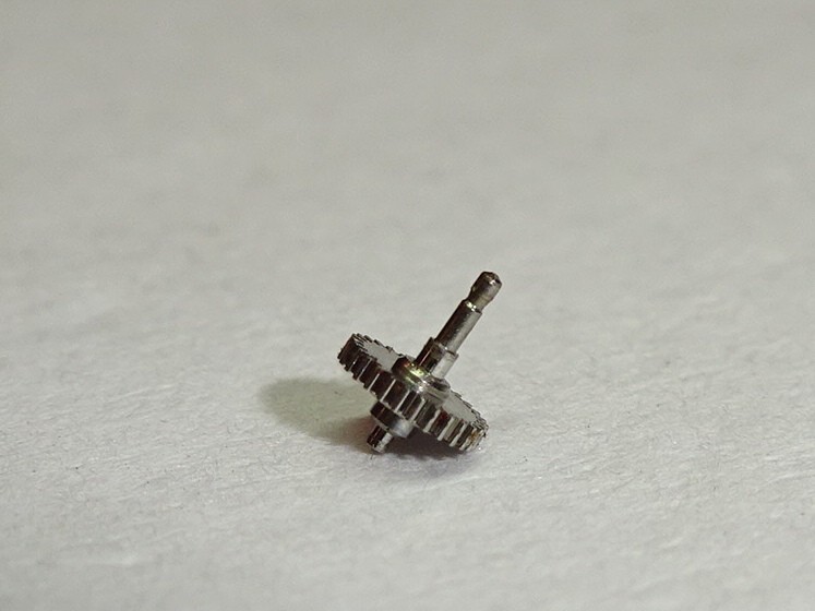 Jaeger Lecoultre 895 barrel-driven minute pinion / part 208