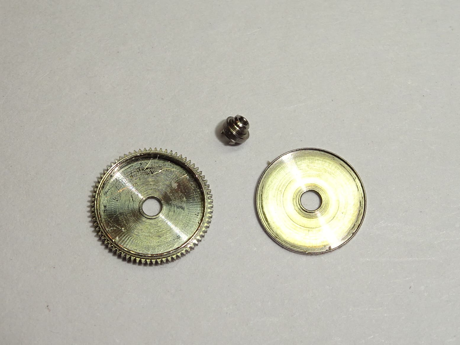 Longines L 990.1  L 990.2 small barrel + barrel arbor, without mainspring (ok for L990 to L994)