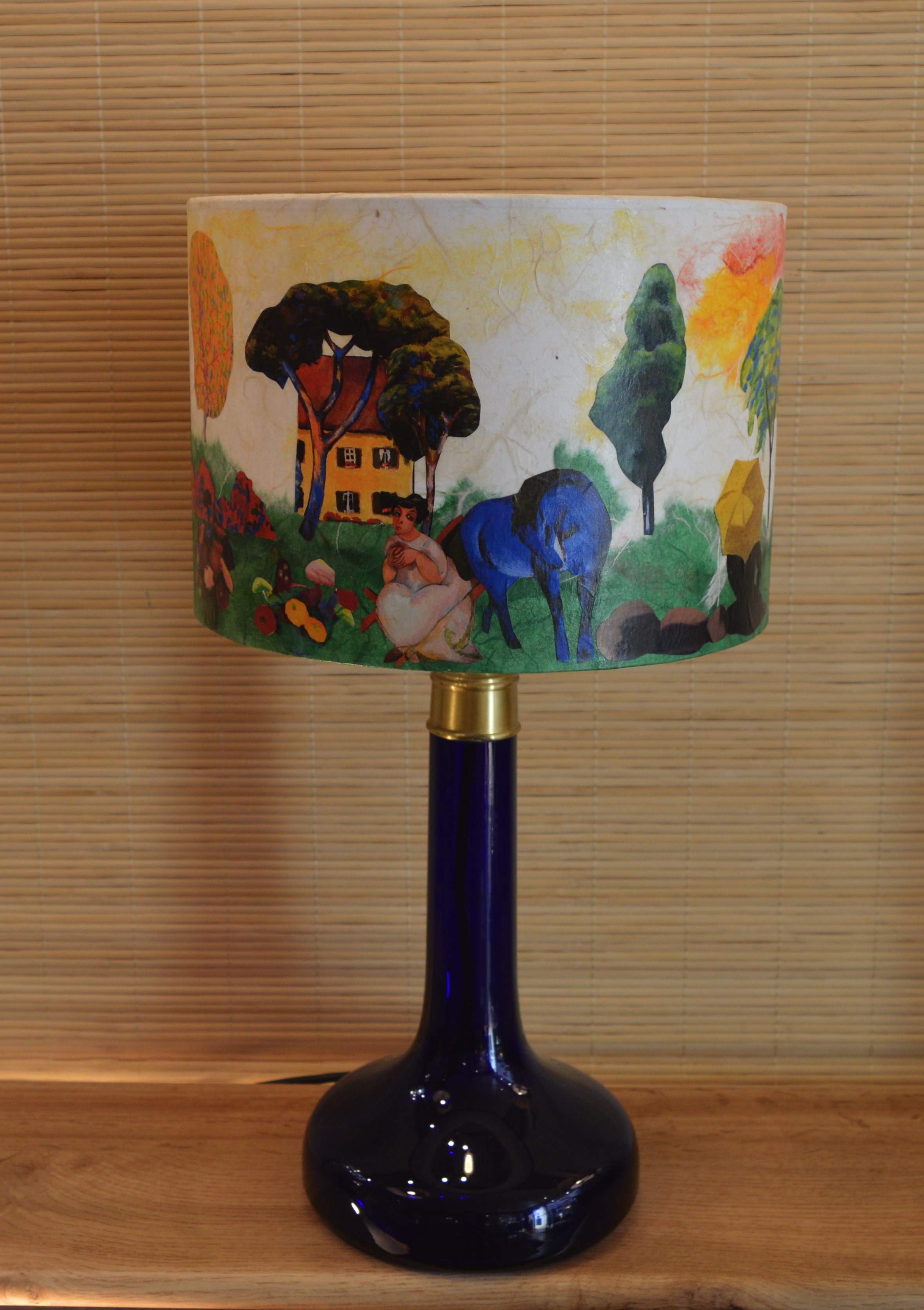 Abat-jour cylindre droit.  Le cheval Bleu