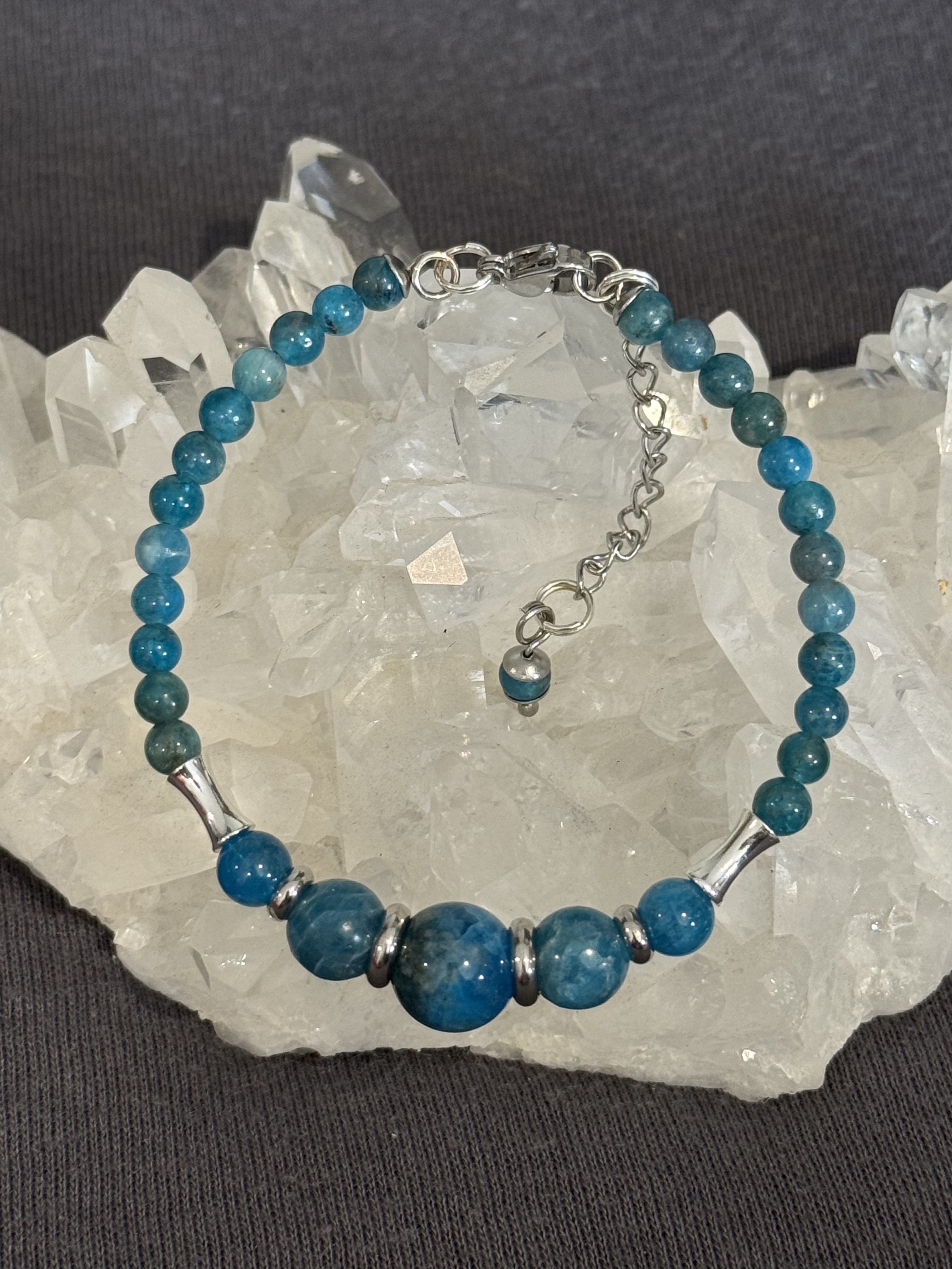 Bracelet "Echo de Gaïa" en Apatite Bleu