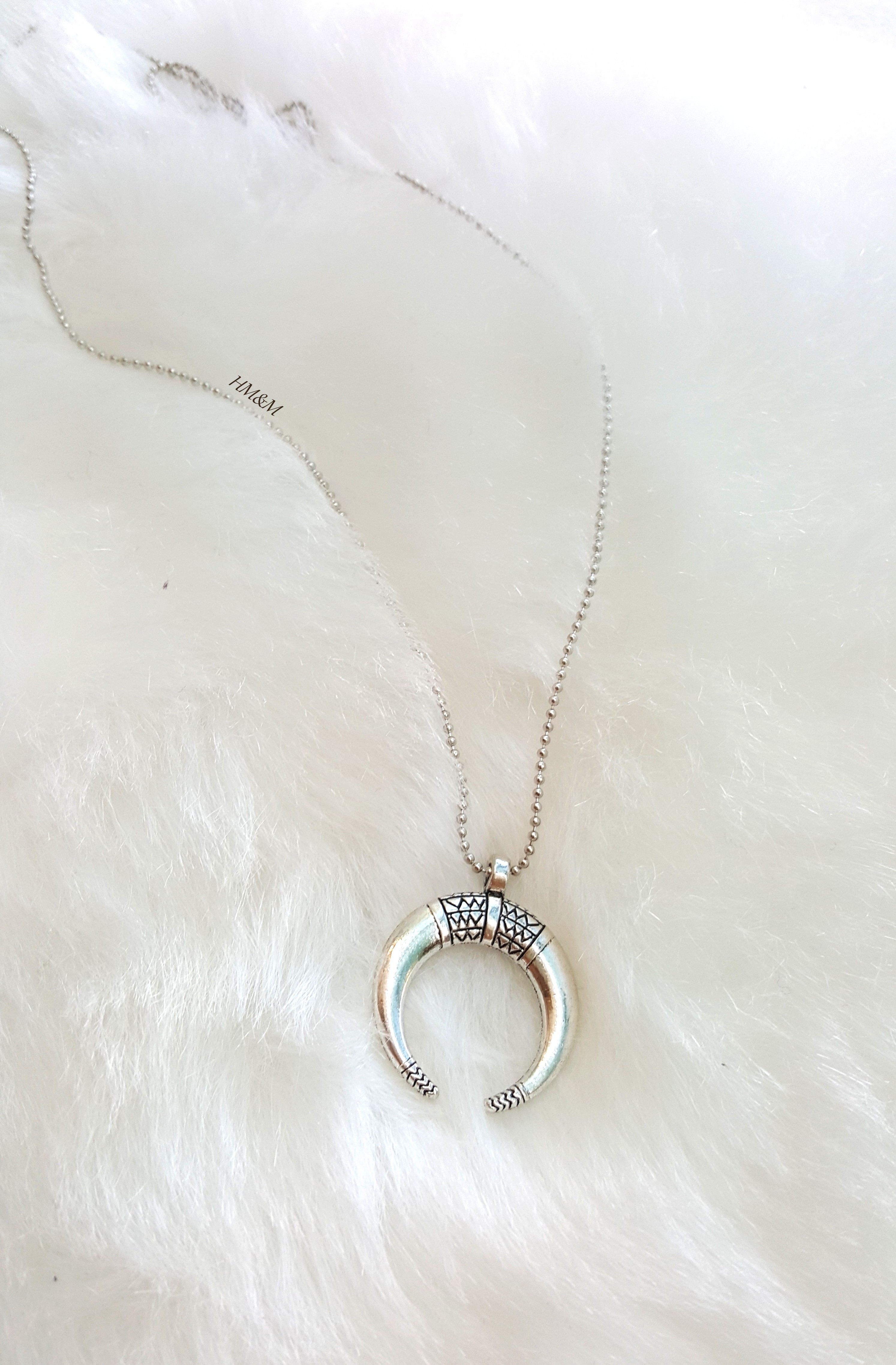 Chaîne perlée et pendentif cornes