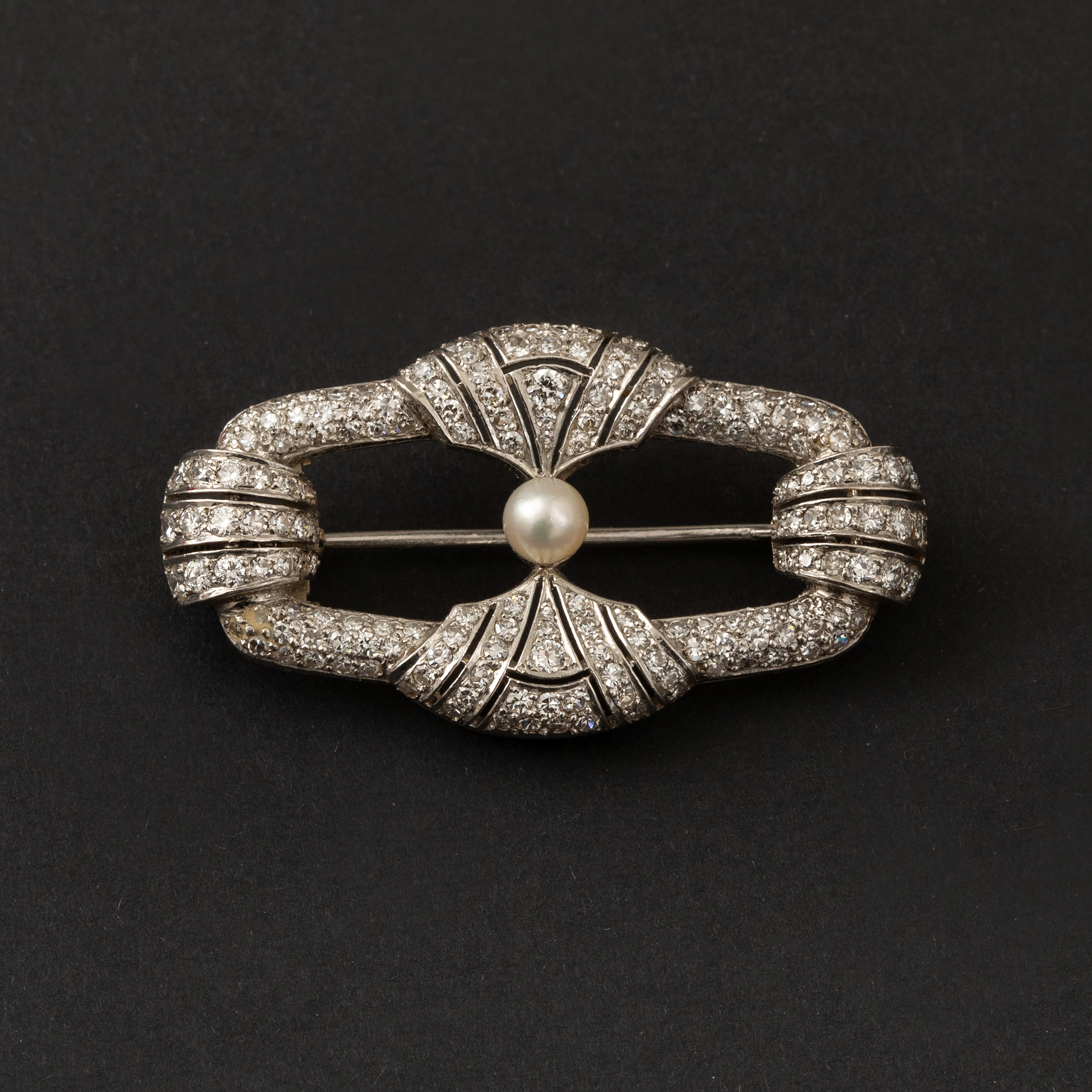 Delicate Pearl Around Diamonds