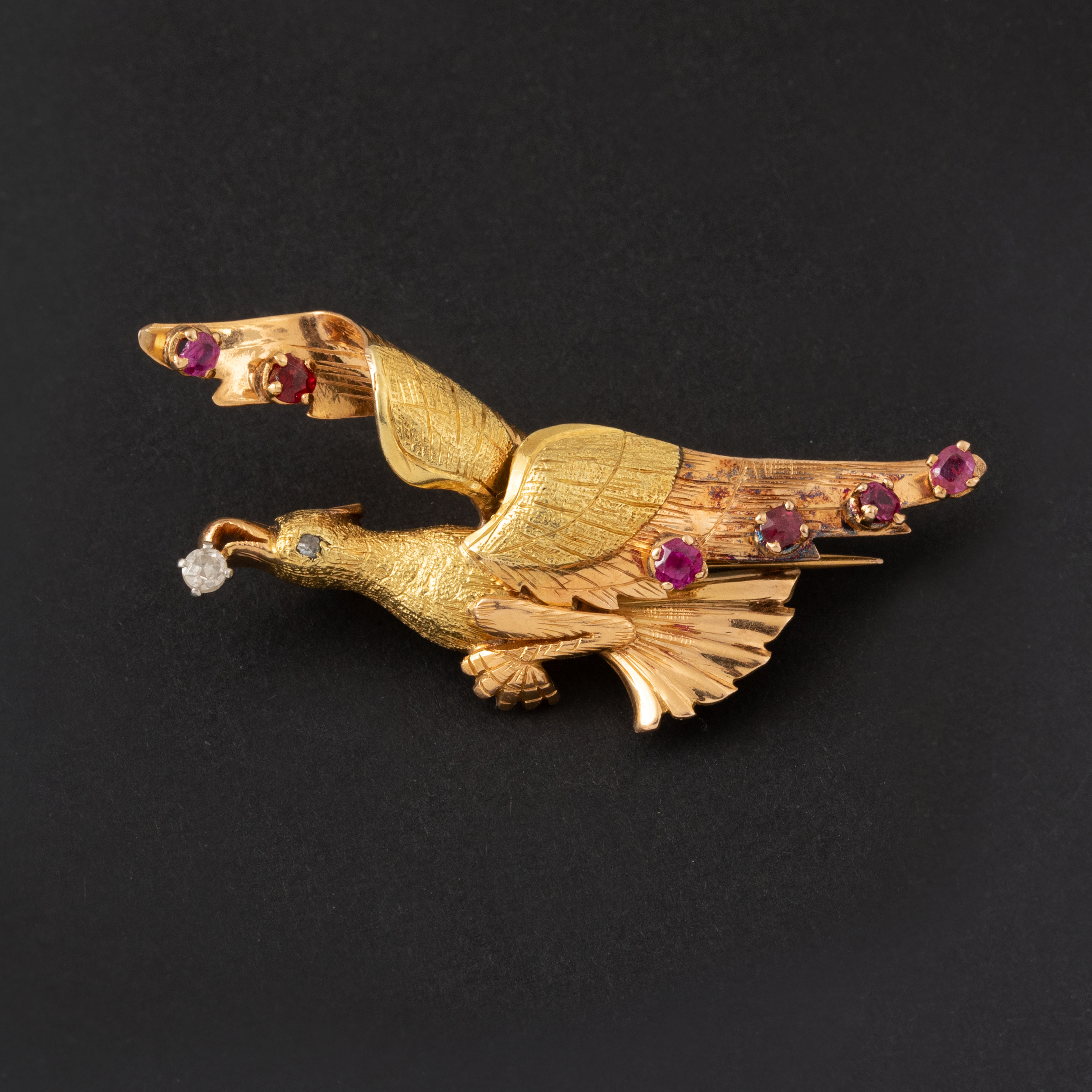 Oiseau en Vol Orné de Rubis et Diamants