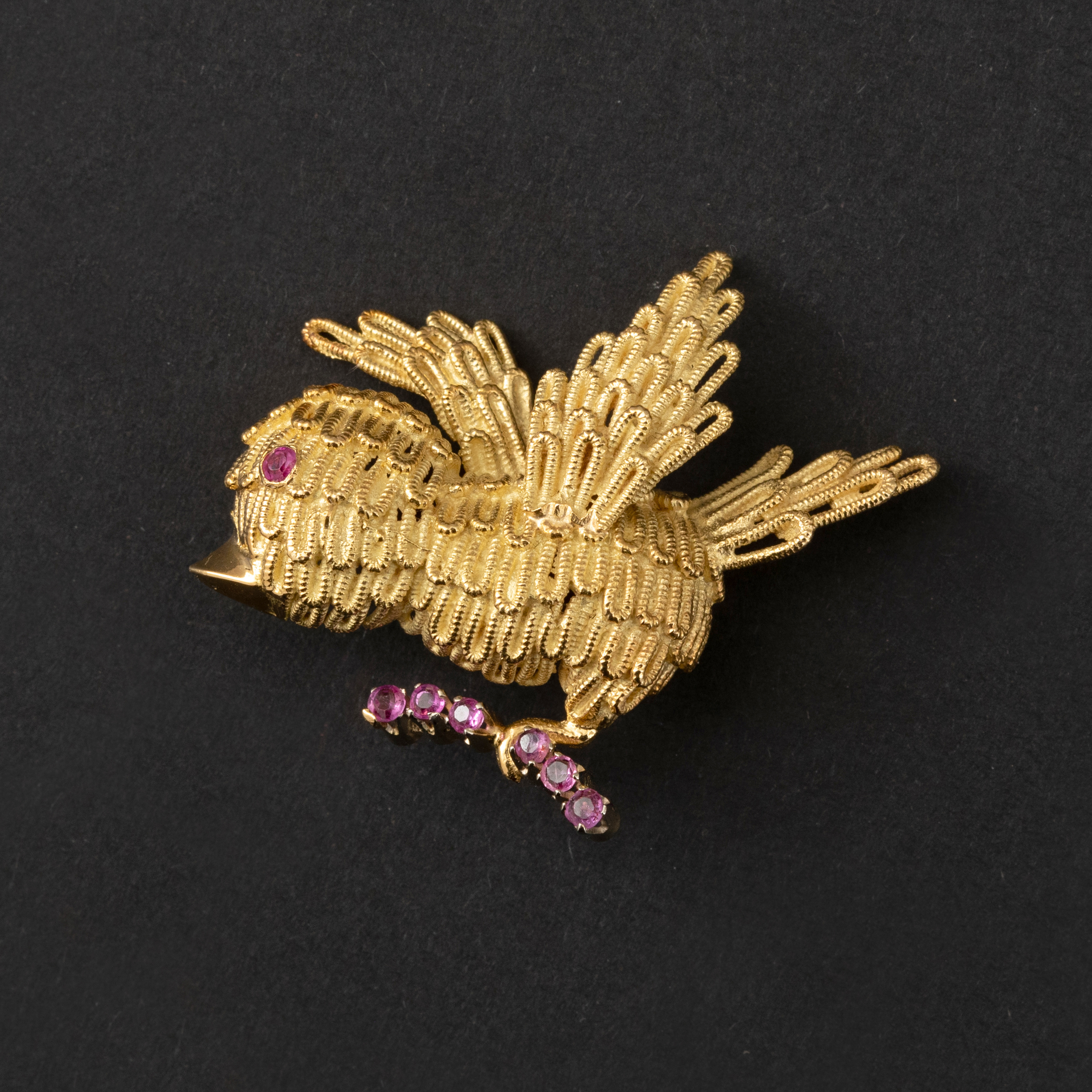 Adorable Oiseau sur Branche de Rubis