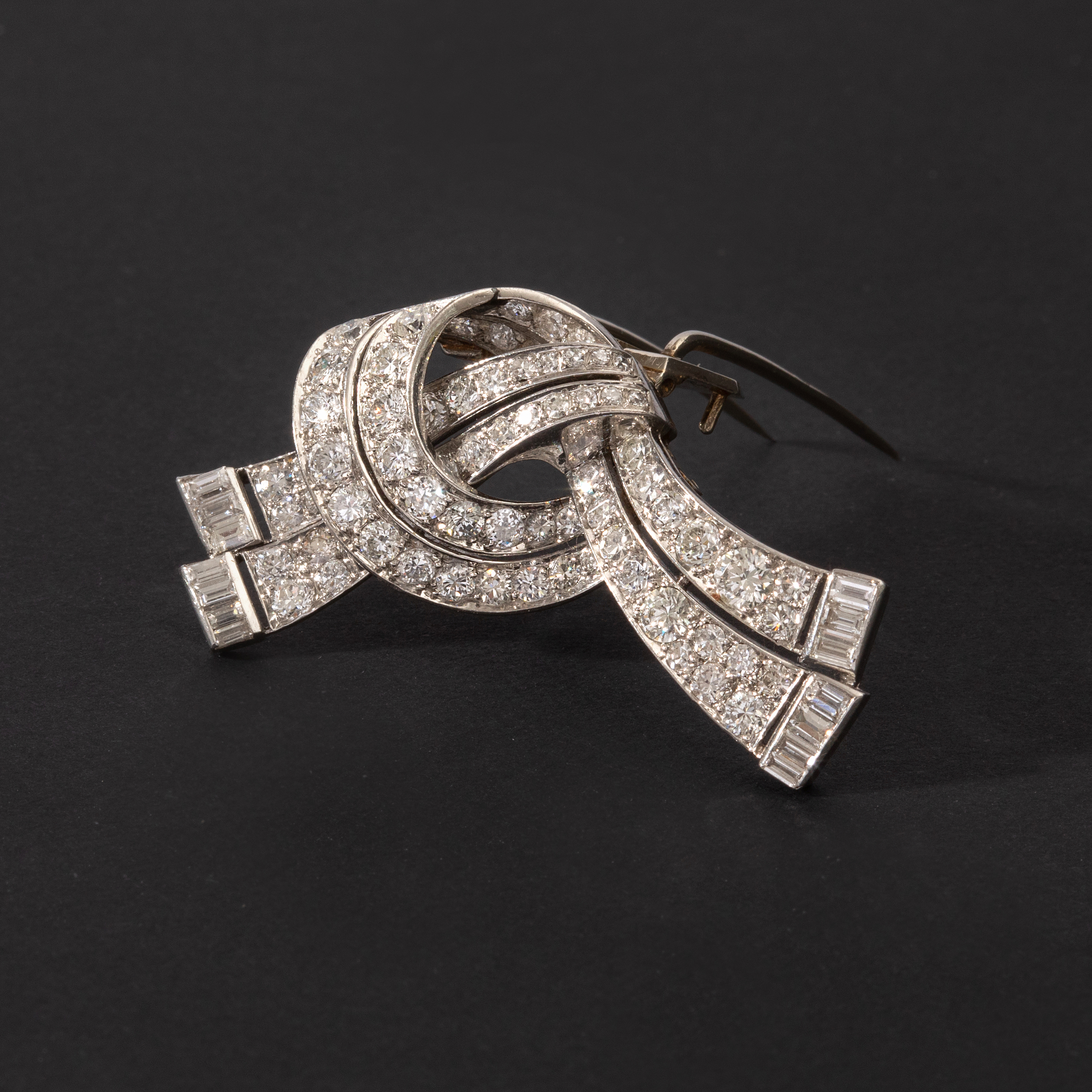 Broche Noeud Pavé de Diamants