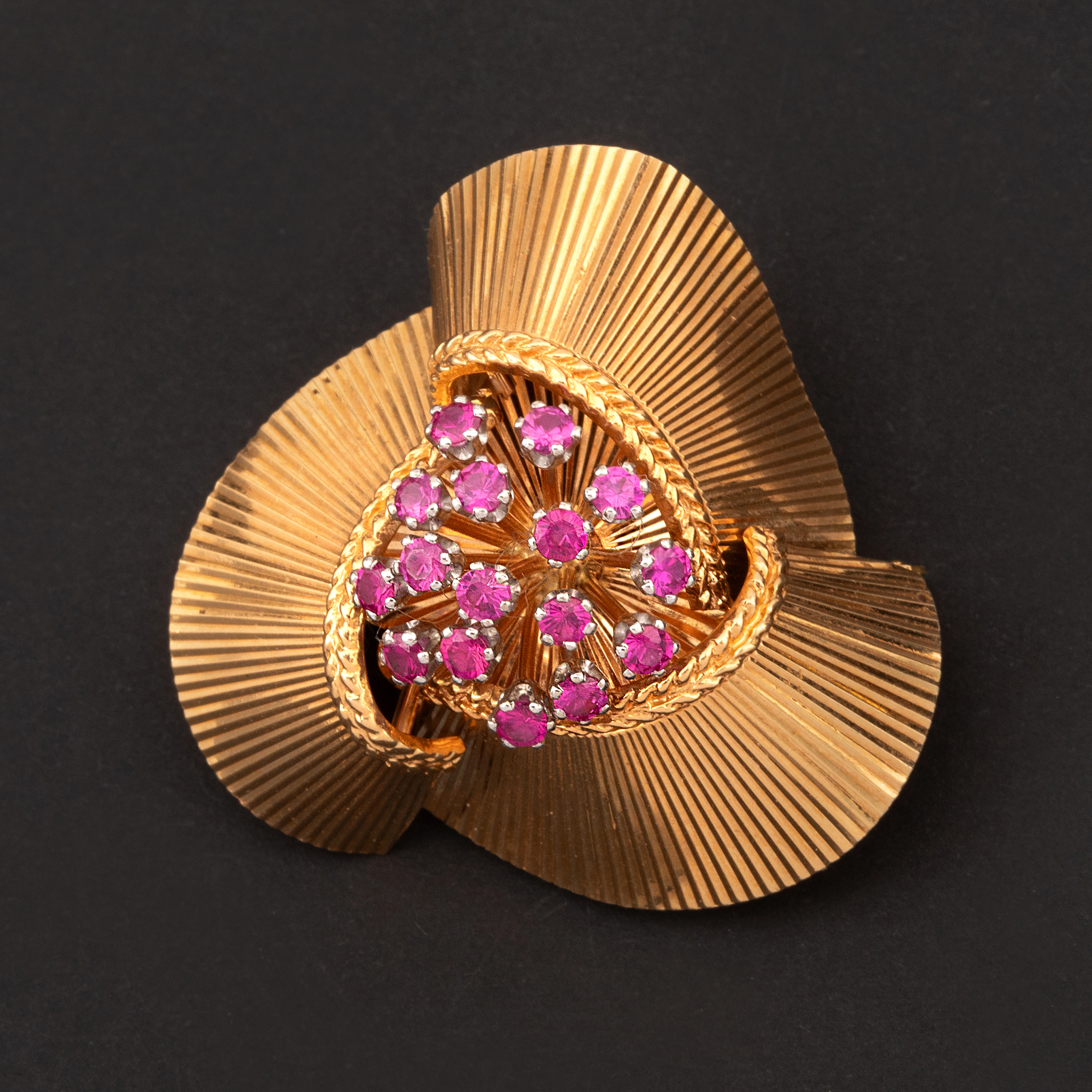 Broche Retro Or Ciselé Pierres Rouges