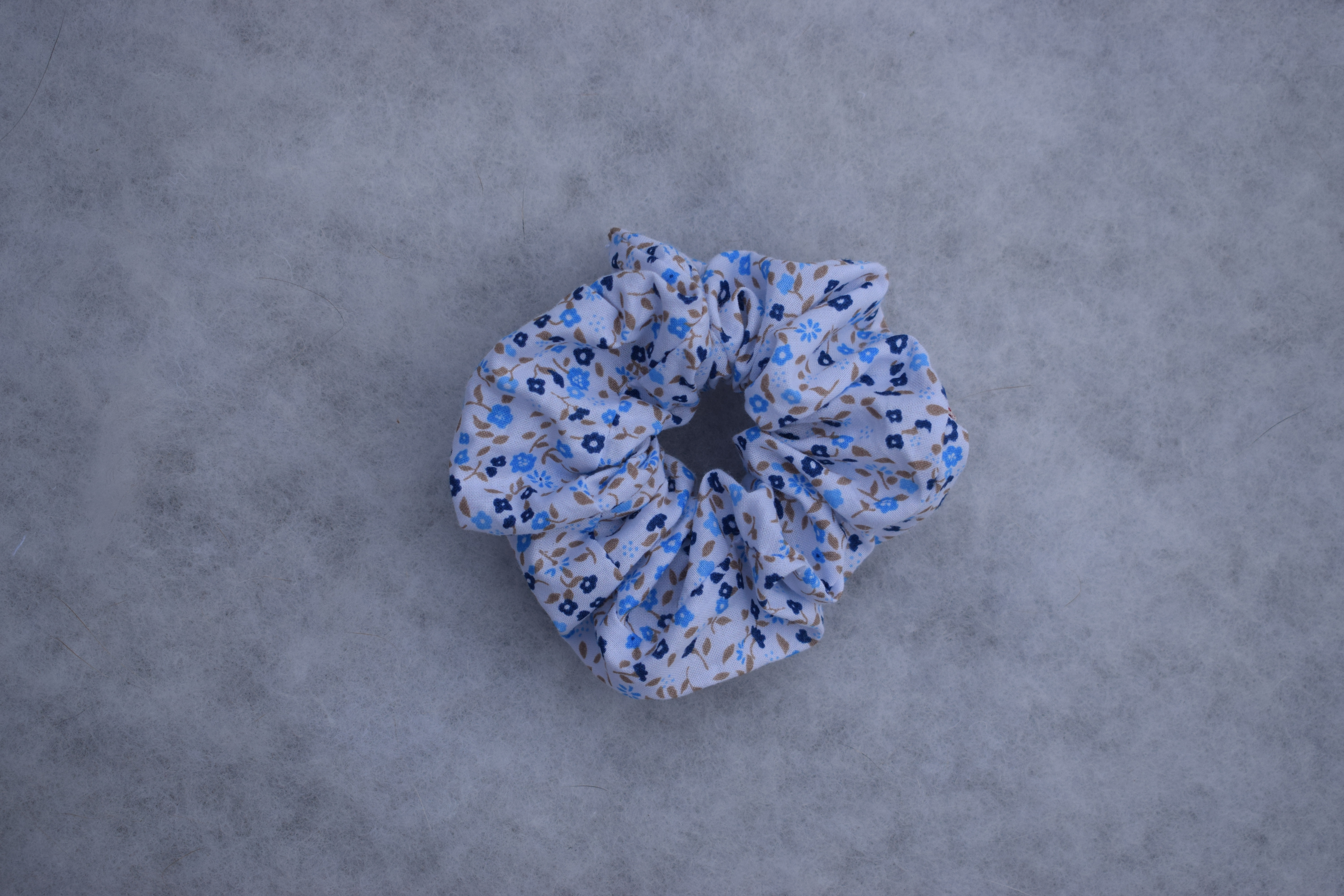 Chouchou petites fleurs bleues