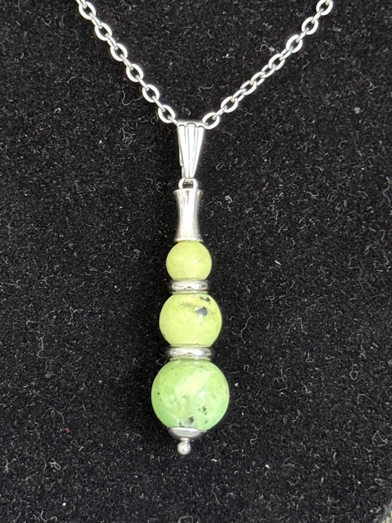 Pendentif "Echo de Gaïa" en Chysoprase citron