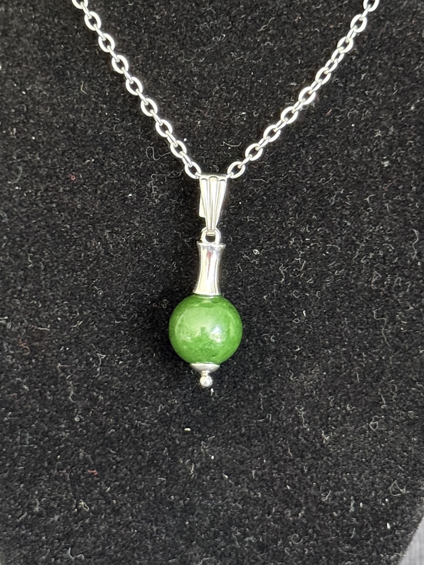 Pendentif "Vibration Minérale" en Jade Néphrite