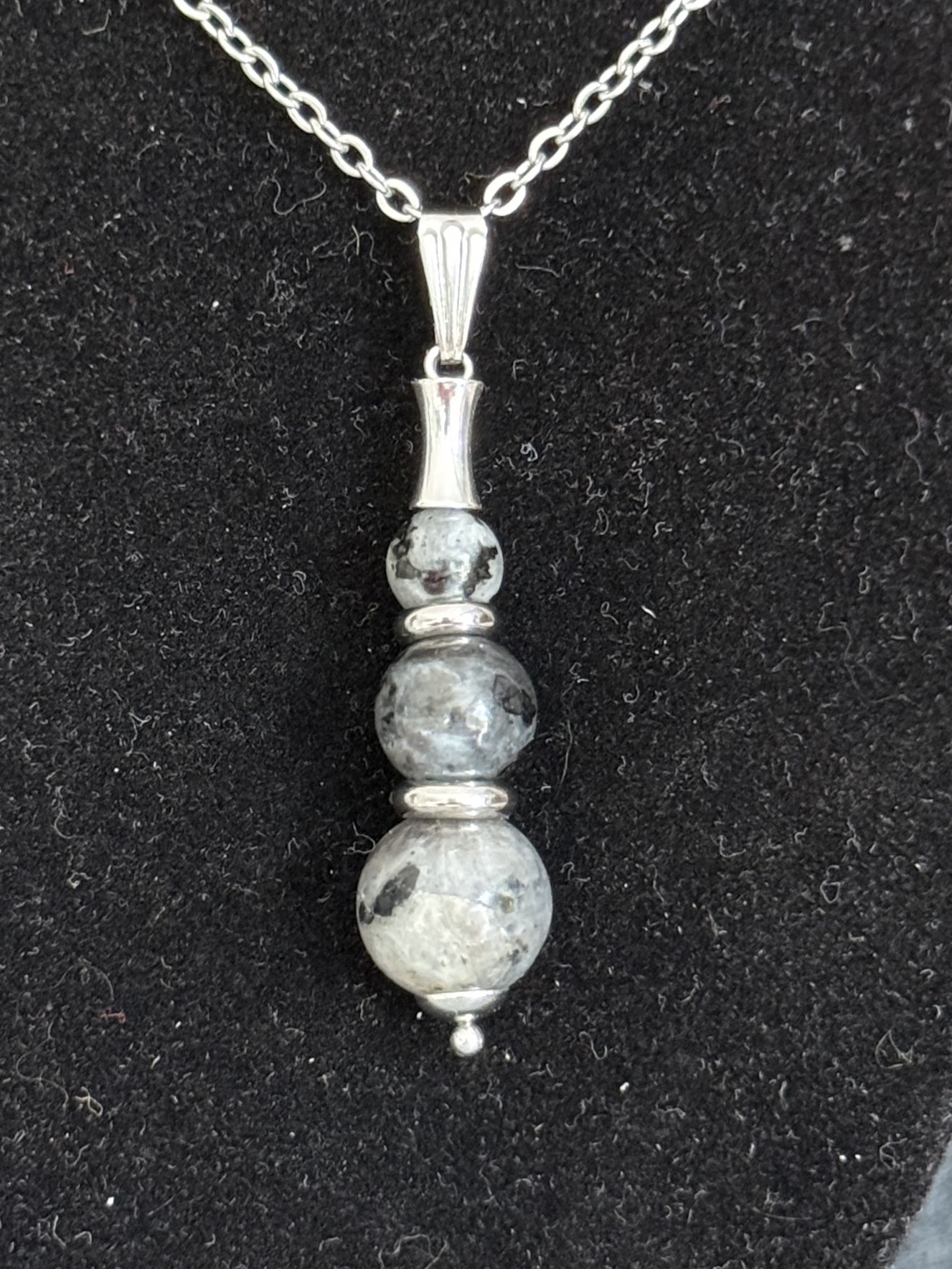 Pendentif "Echo de Gaïa" en Larvikite