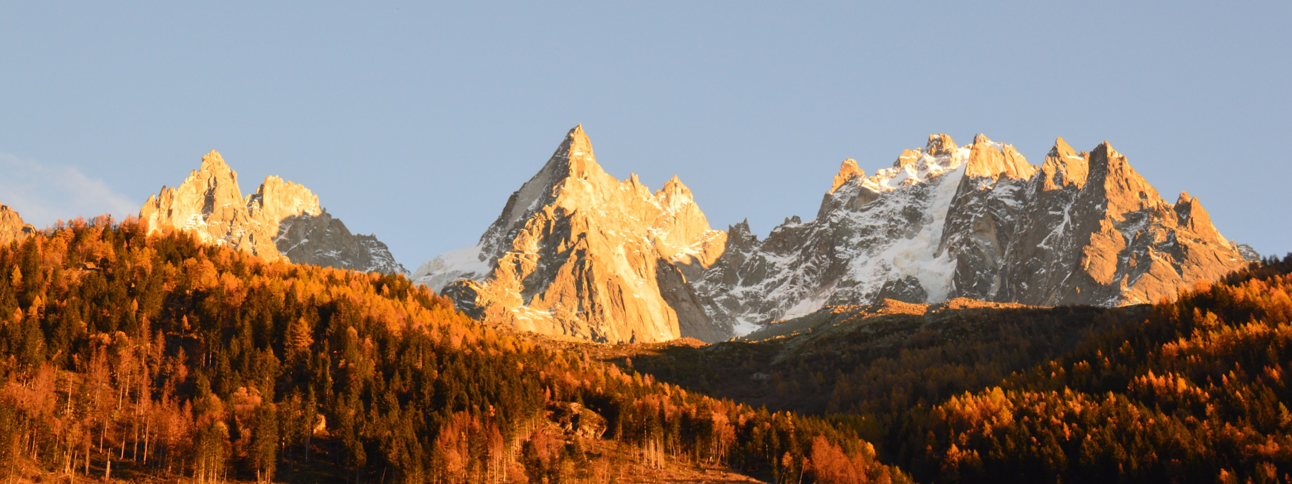 (De  gauche à droite) Aiguille des Grands Charmoz, Aiguille de Blaitière et Aiguille du Plan dans le massif du Mont-Blanc