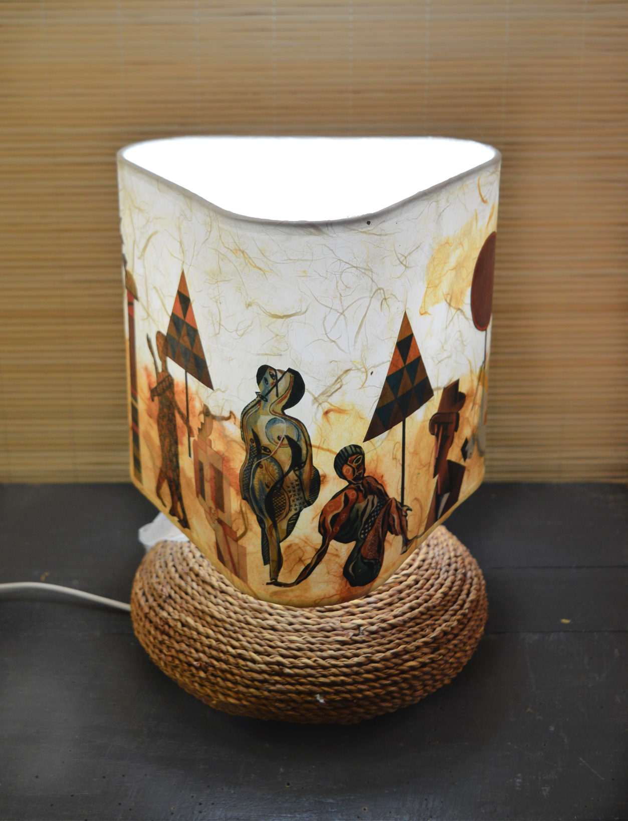 Abat-jour triangle arrondi. Art abstrait.