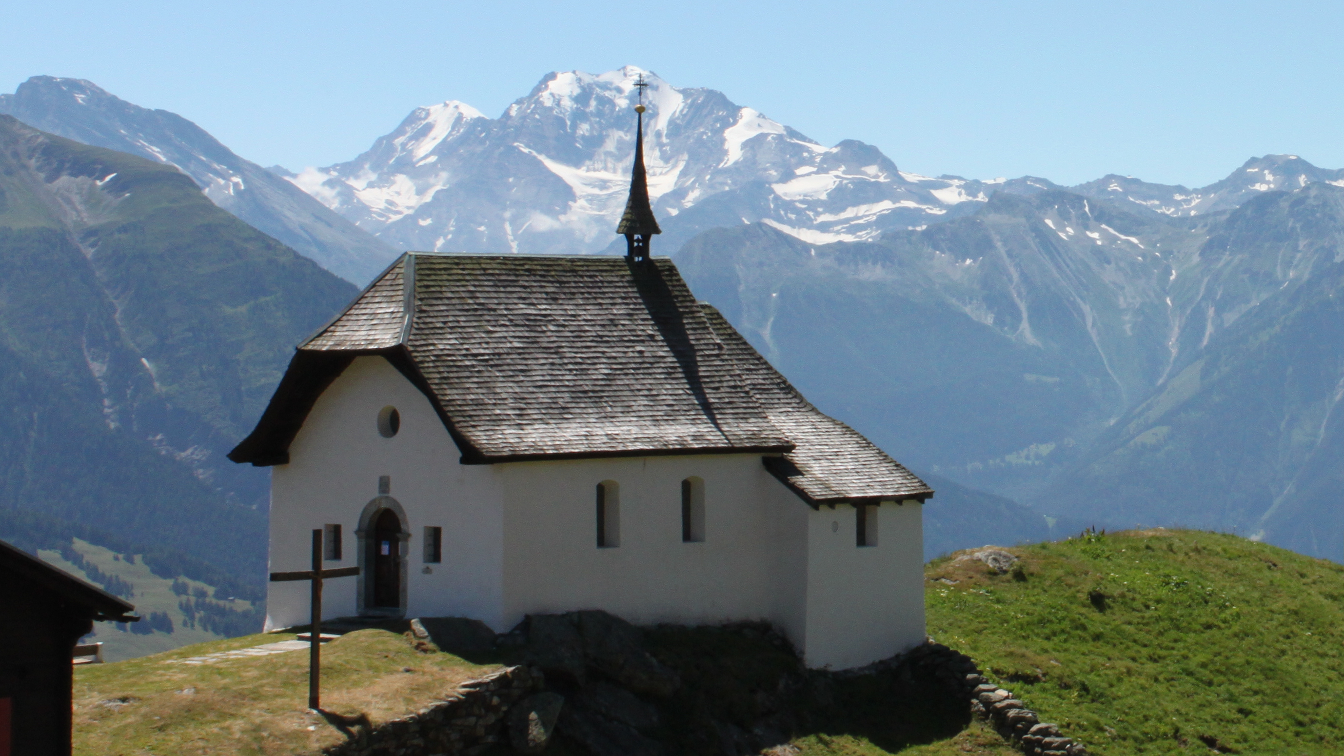 Randonnée au glacier d'Aletsch dans les Alpes suisses / Le village de Bettmeralp et la chapelle "Maria zum Schnee"