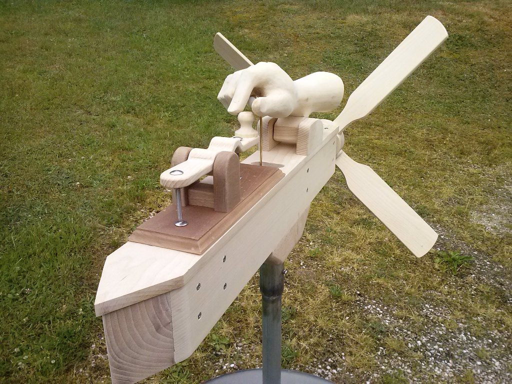 Girouette articulée en bois représentant un doigt qui code en langage morse
