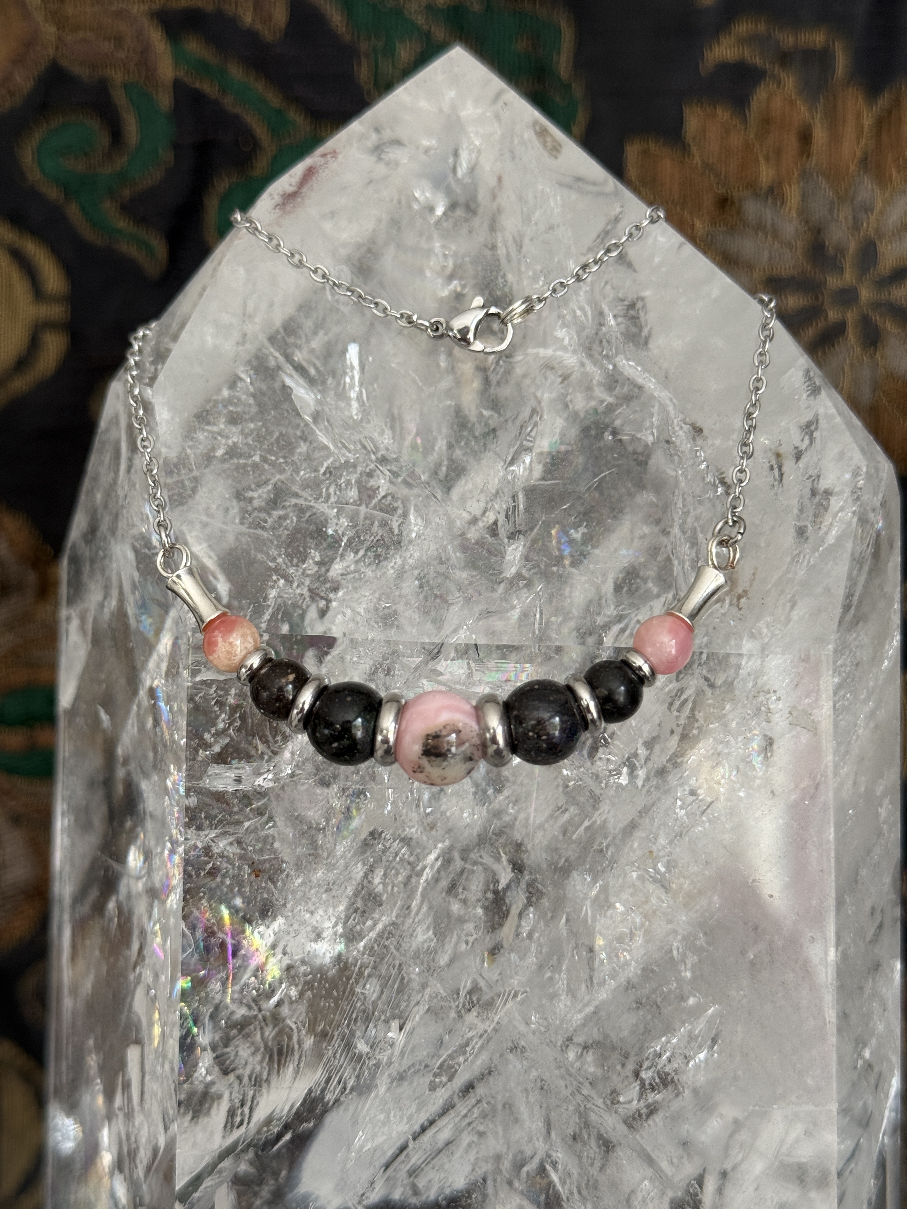 Collier "Echo de Gaïa" en Opale Rose et Opale Noire