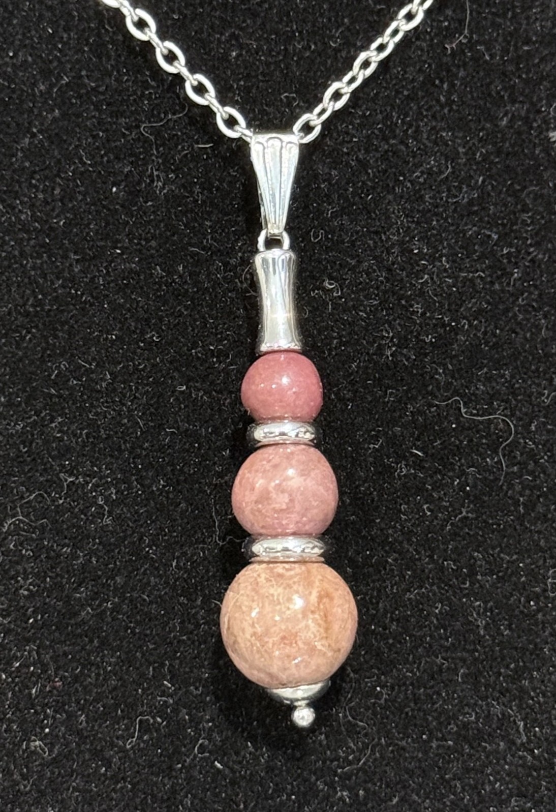 Pendentif "Echo de Gaïa" en Rhodonite