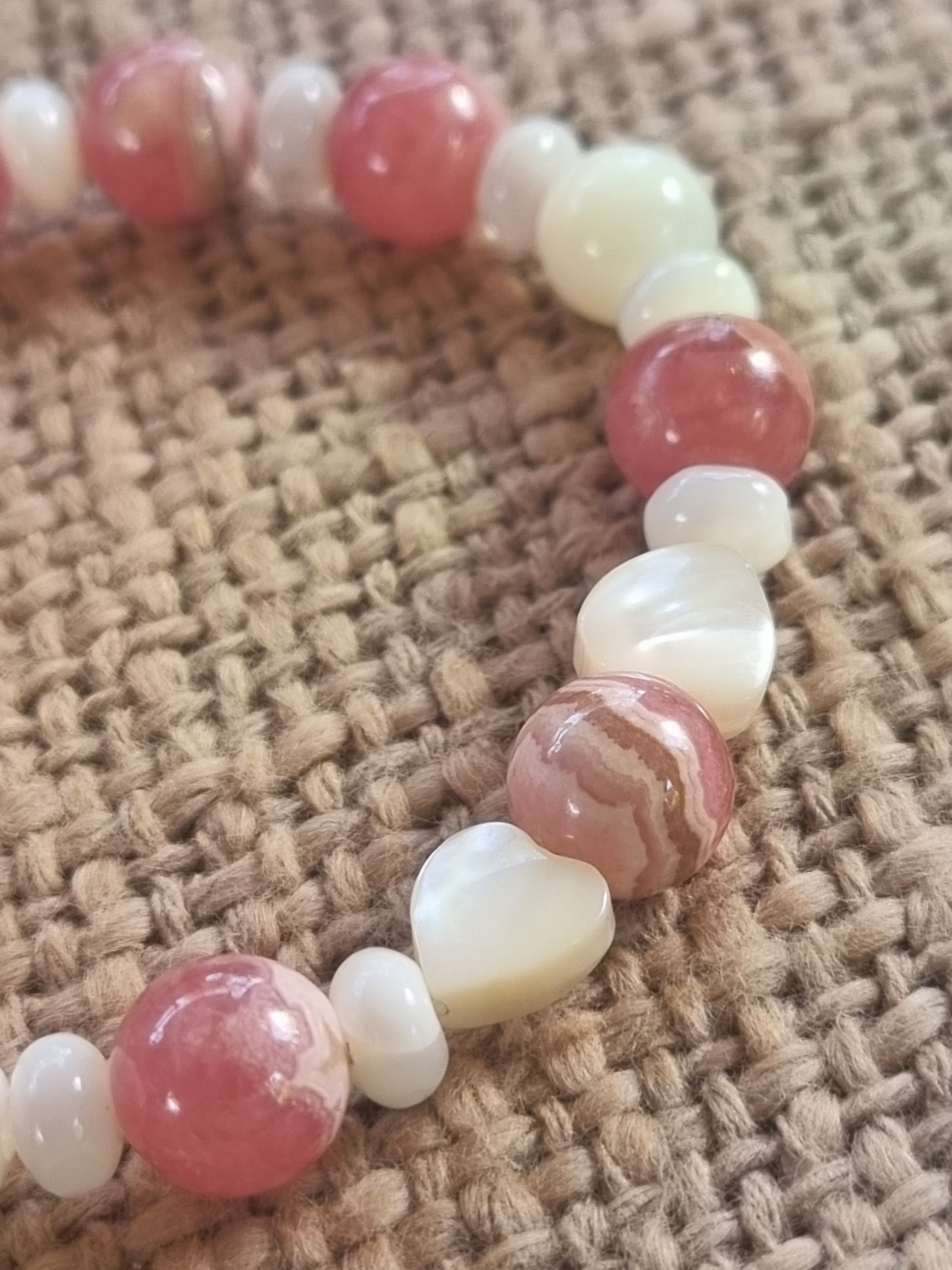 Bracelet en perles Rhodochrosite et Nacre naturelle