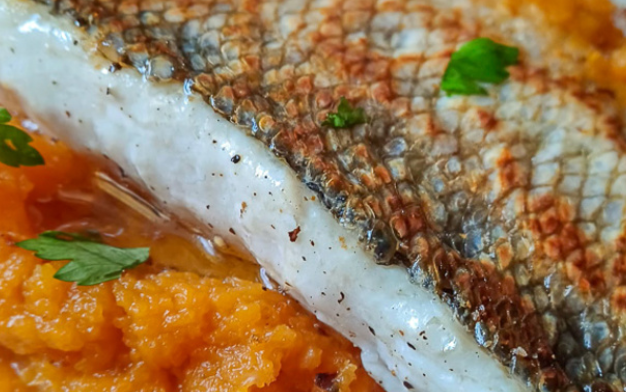 Filet de BAR & compoté d'échalote, servi avec sa purée de Pommes de Terre & Carottes
