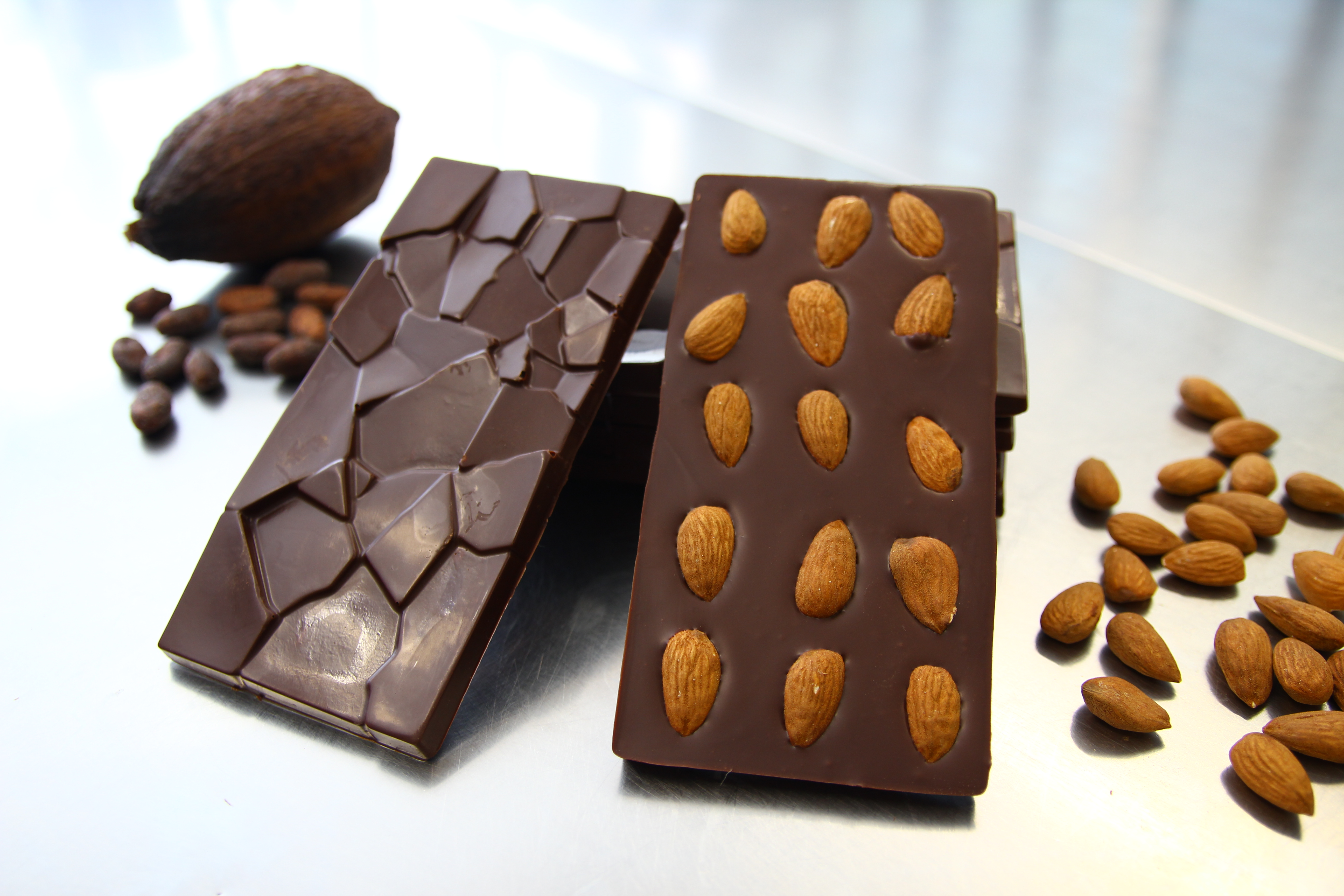 Noir 70% aux Amandes Entières 