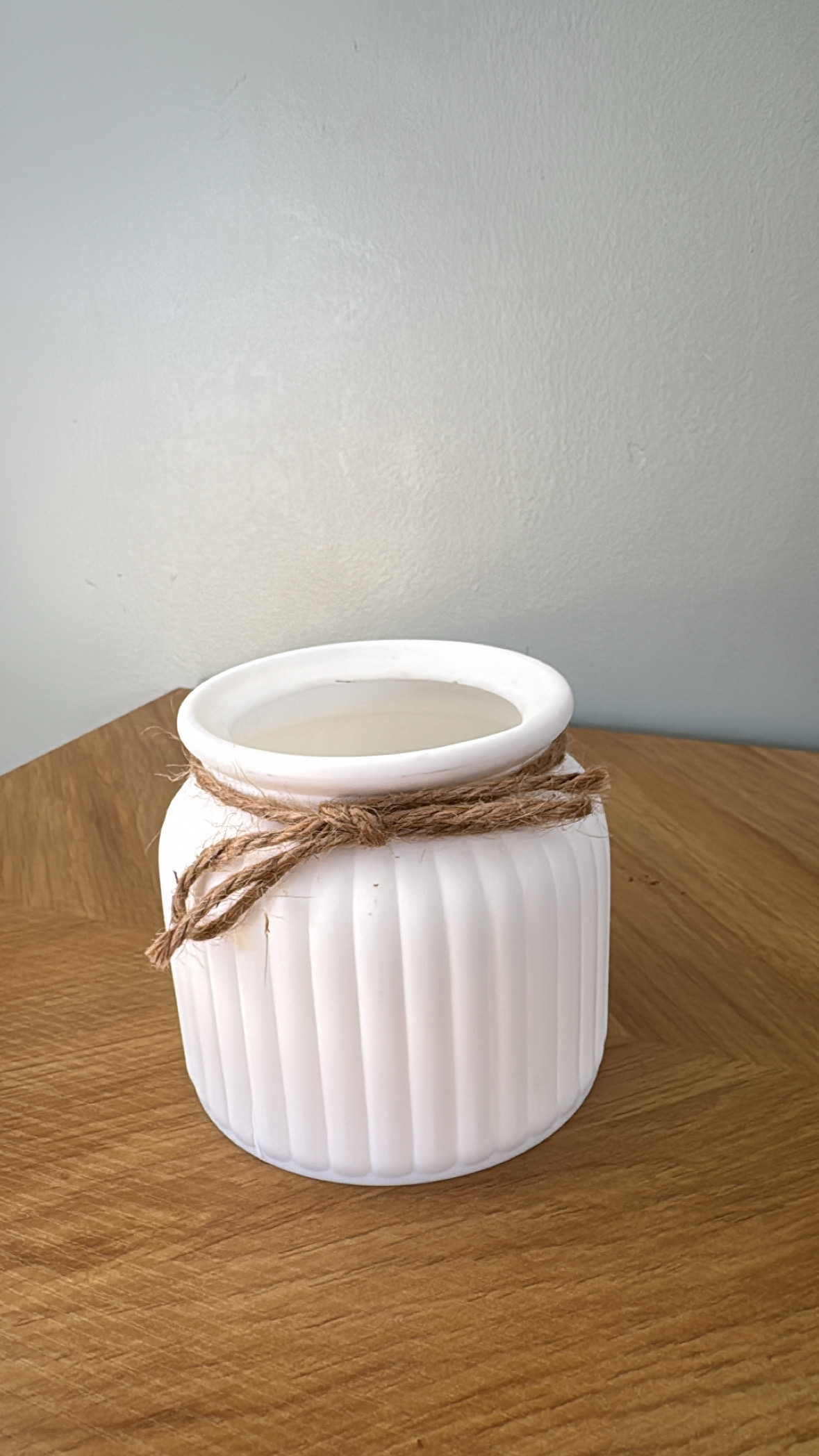 Petit vase blanc en plastique 