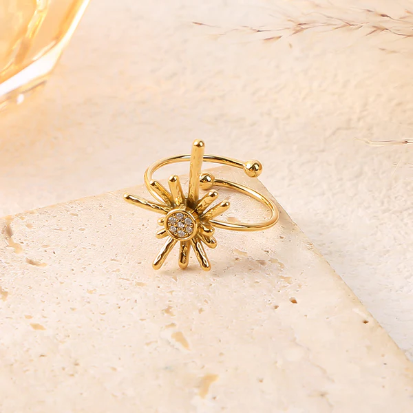 Bague dorée ajustable motif soleil strassé