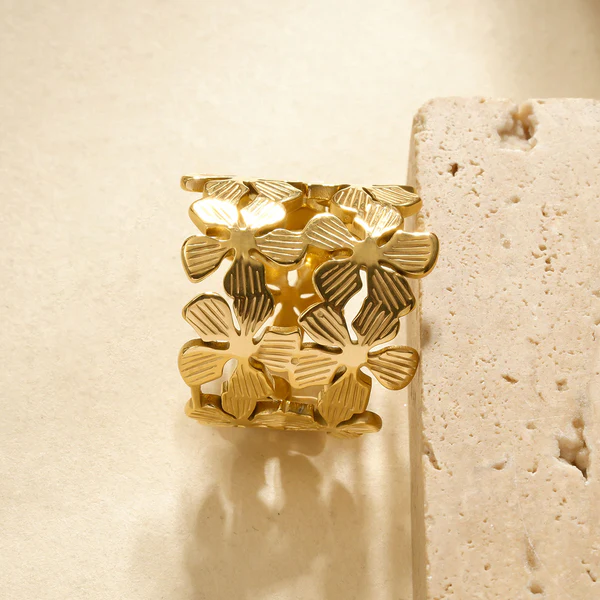 Bague dorée fleurs à pétales rainurés