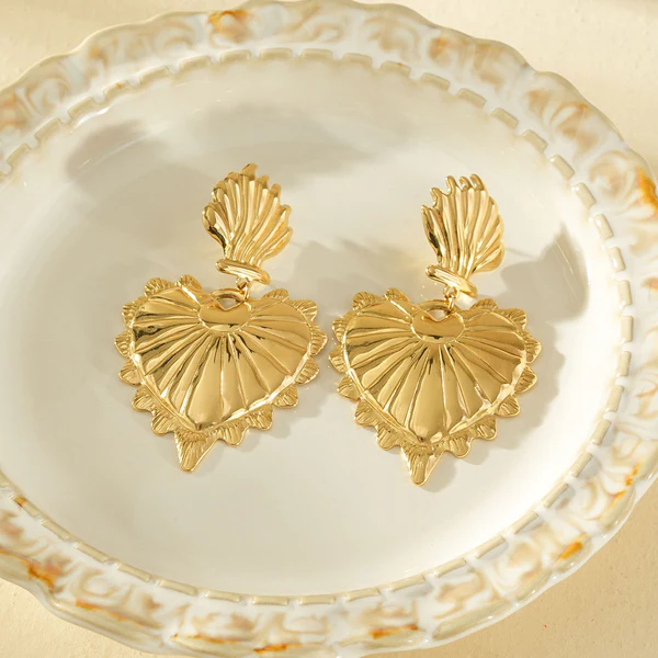 Boucles d'oreilles dorées pendantes cœur 