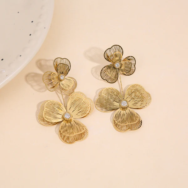 Boucles d’oreilles pendantes dorées fleur strassées