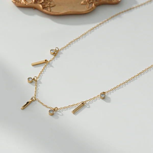 Collier Chaîne Dorée Pendentifs Strass Et Barres Fines