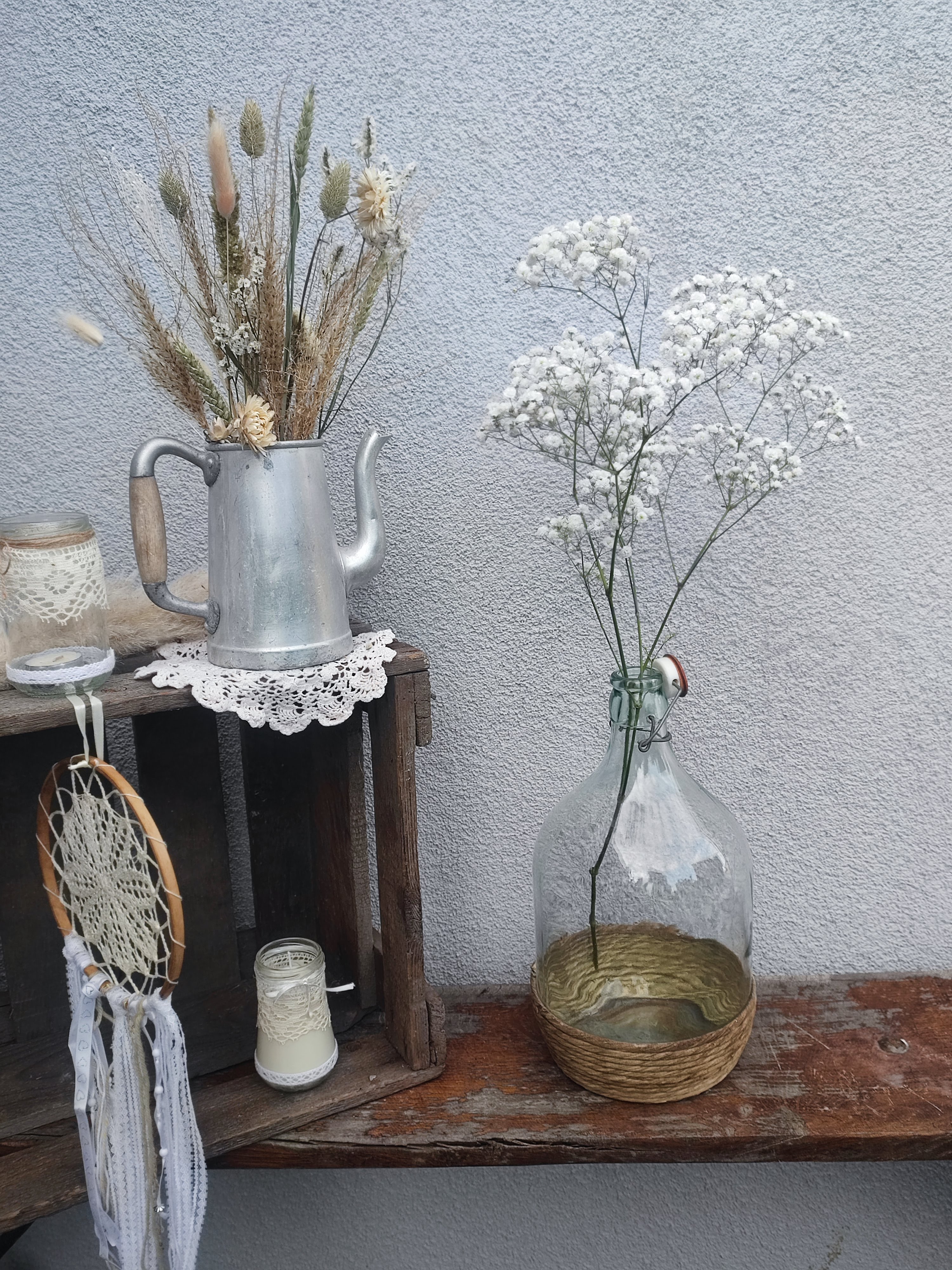 Petite dame-jeanne transparente avec osier