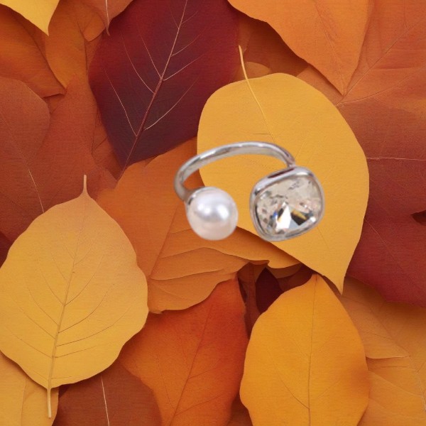 Bague argentée ouverte strass carré perle blanche 
