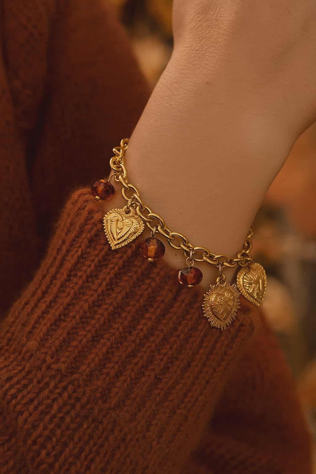 Bracelet doré chaîne pendentifs cœurs couleur ambre
