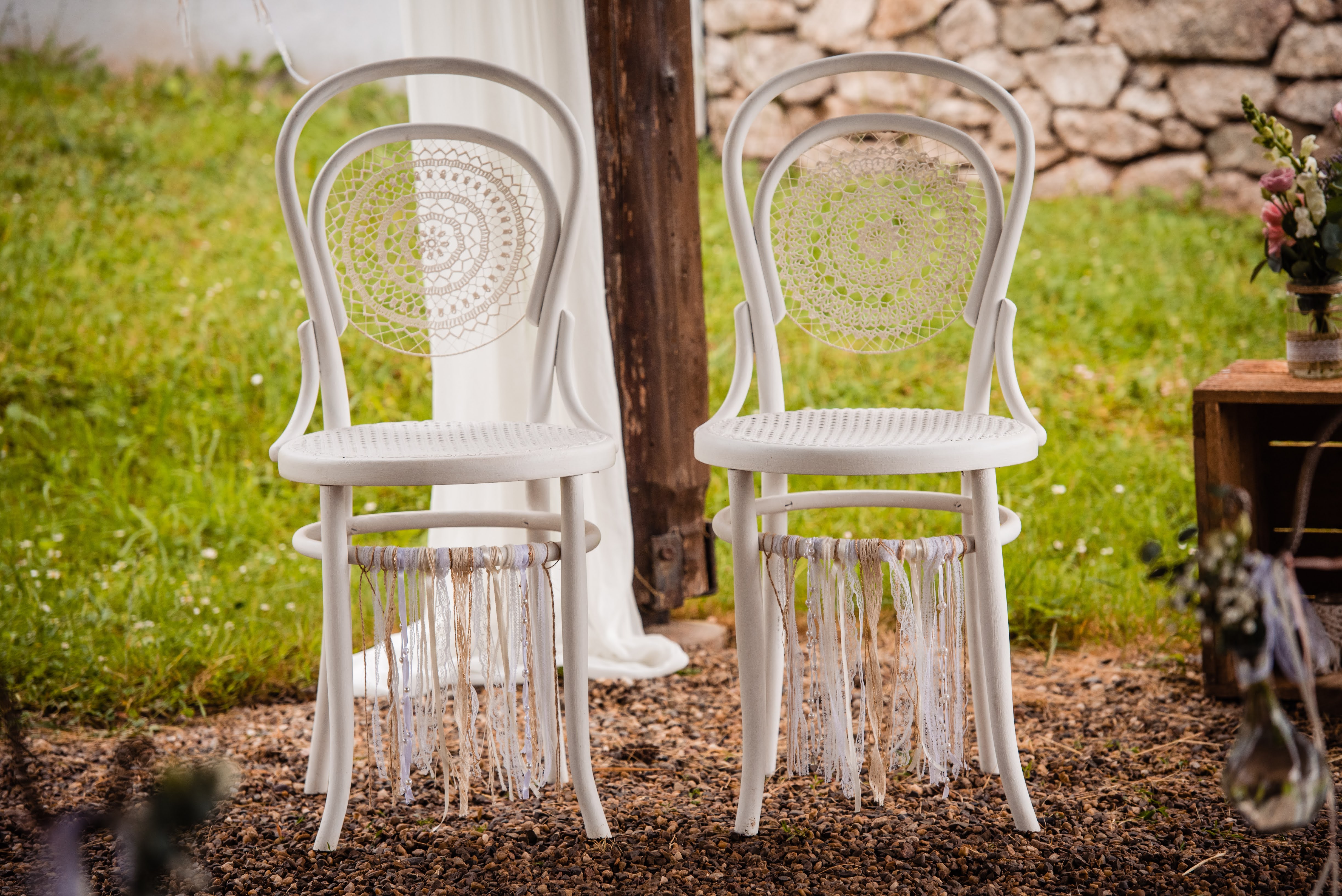 2 chaises blanches attrape-rêves