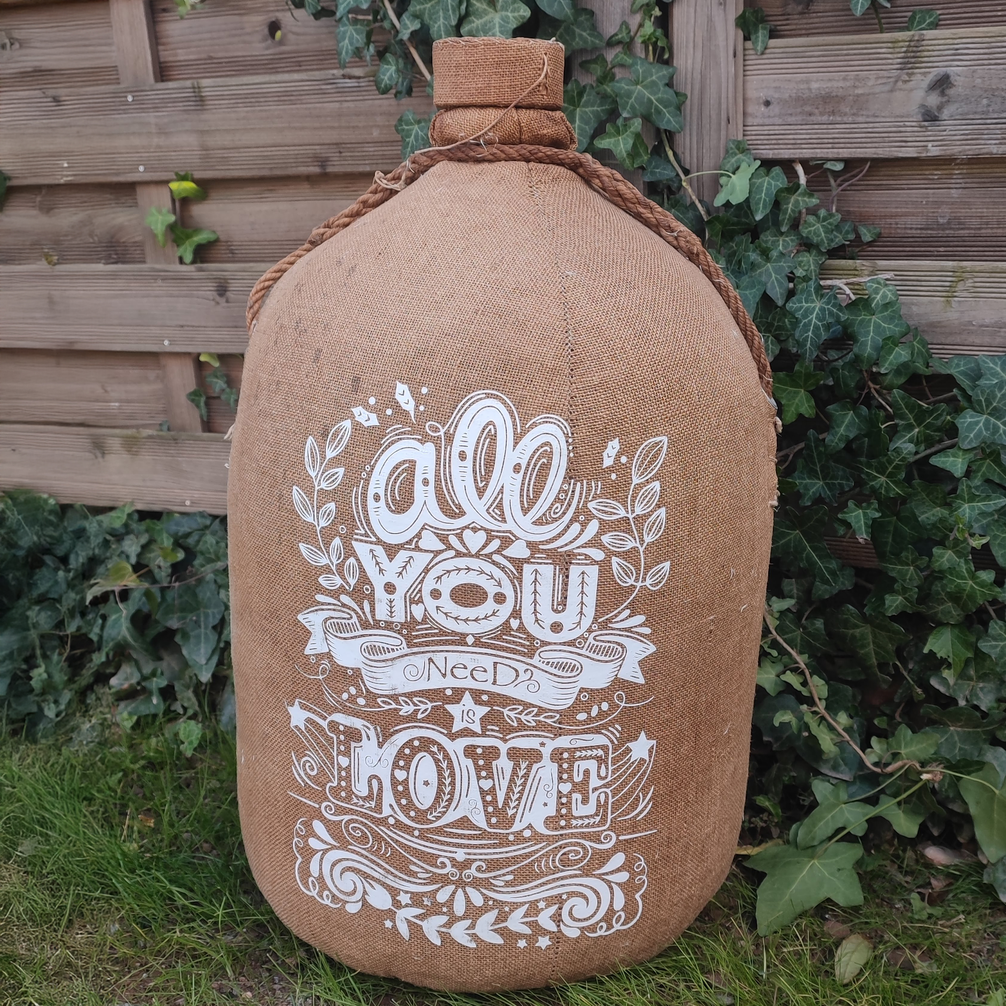 Grande Dame-jeanne jute “ALL YOU NEED IS LOVE”