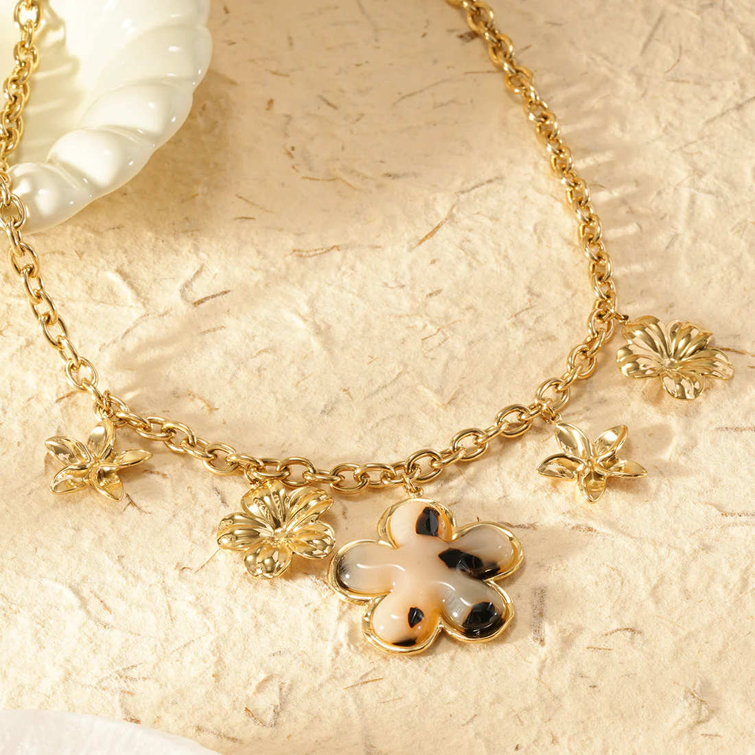 collier fleur léopard