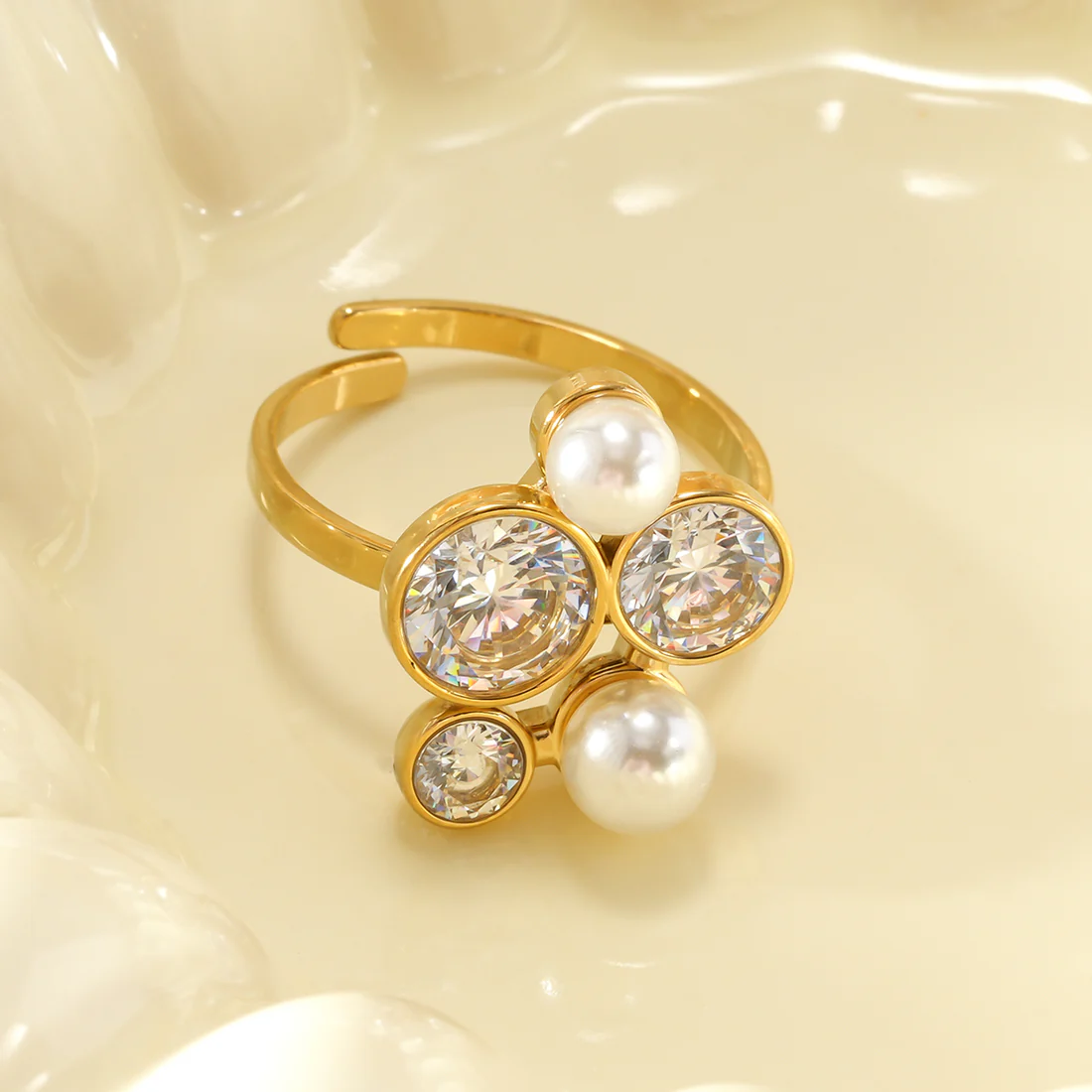 Bague dorée ajustable strass et perles blanches