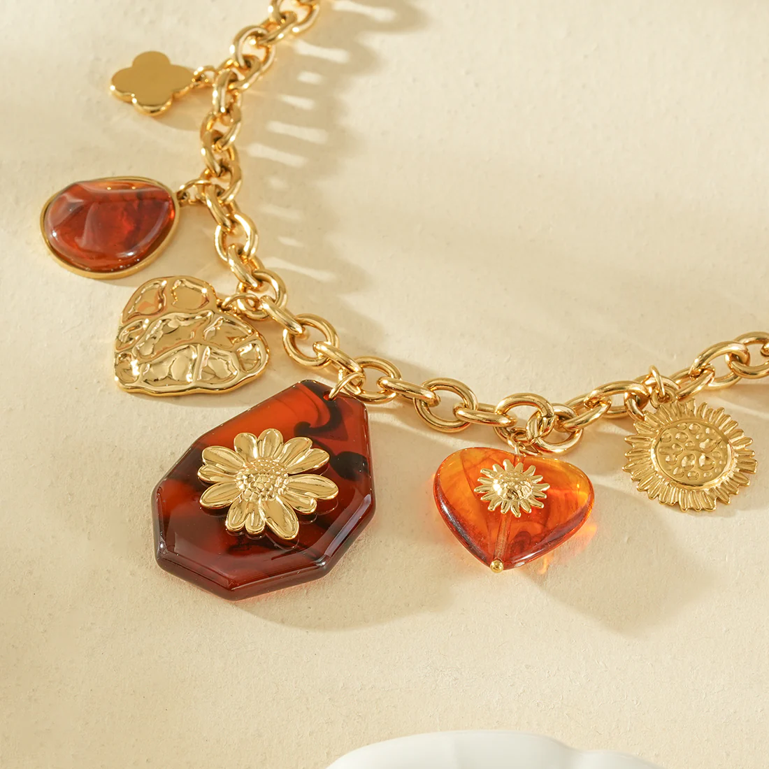Collier ambre motif fleur et cœur
