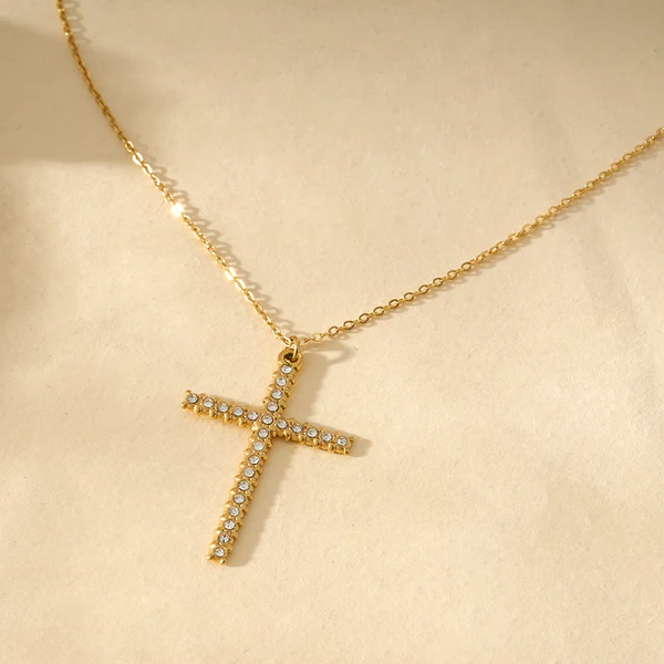 Collier Chaîne Fine Dorée Avec Croix Strass