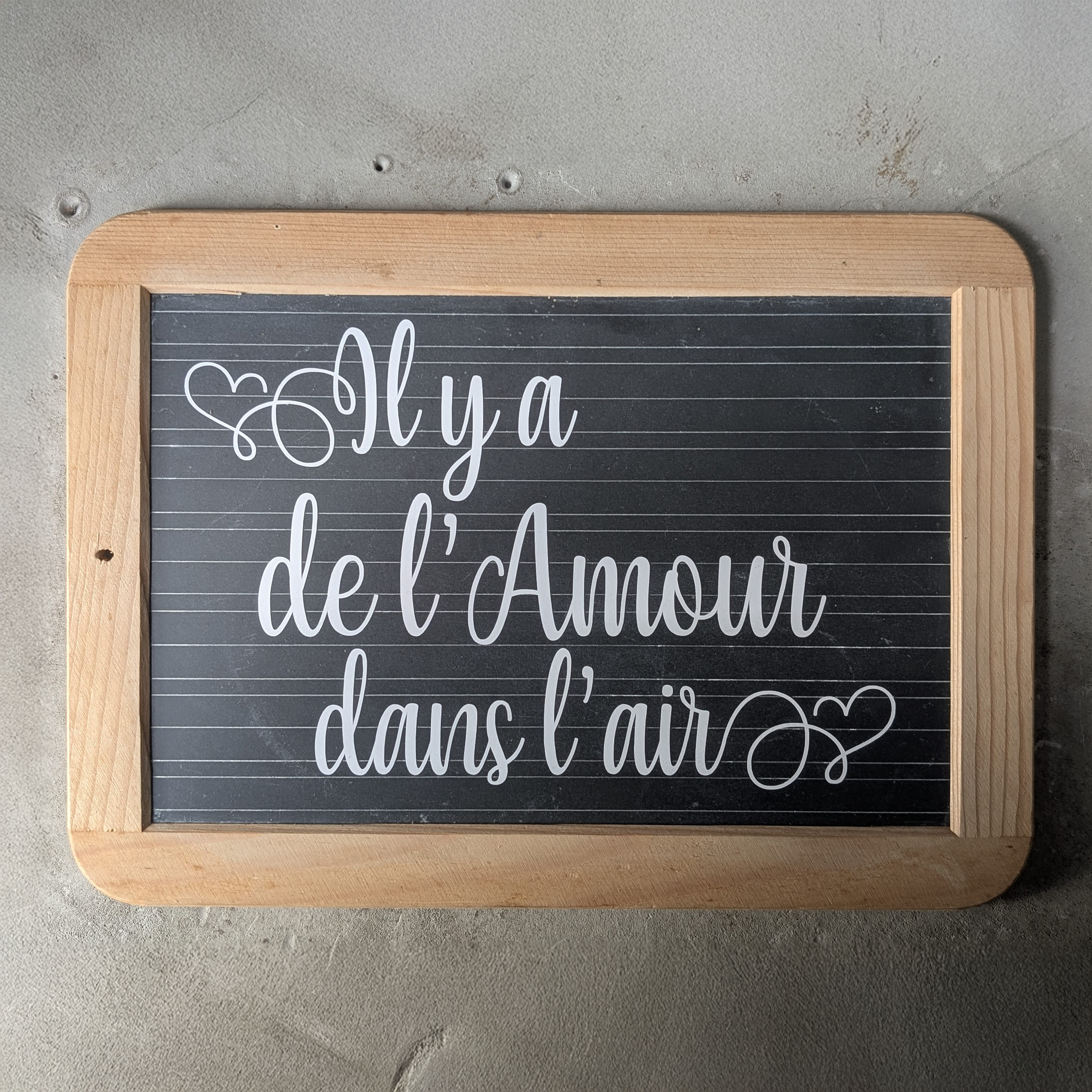 Ardoise ancienne “Il y a de l’amour dans l’air”