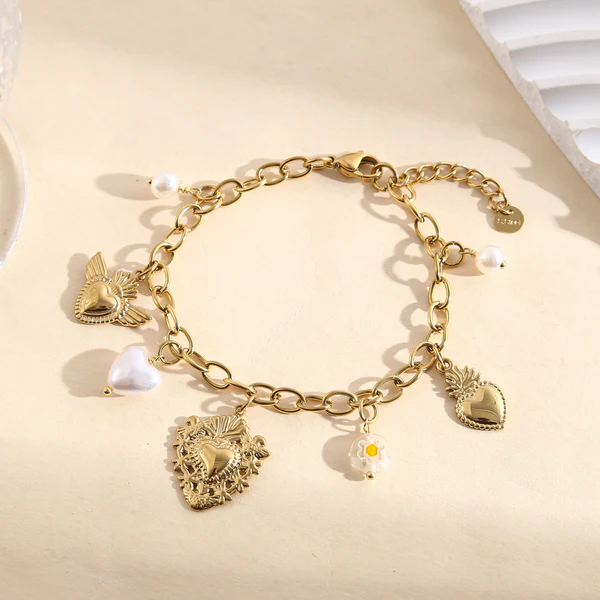 Bracelet doré chaîne charms cœurs divers 