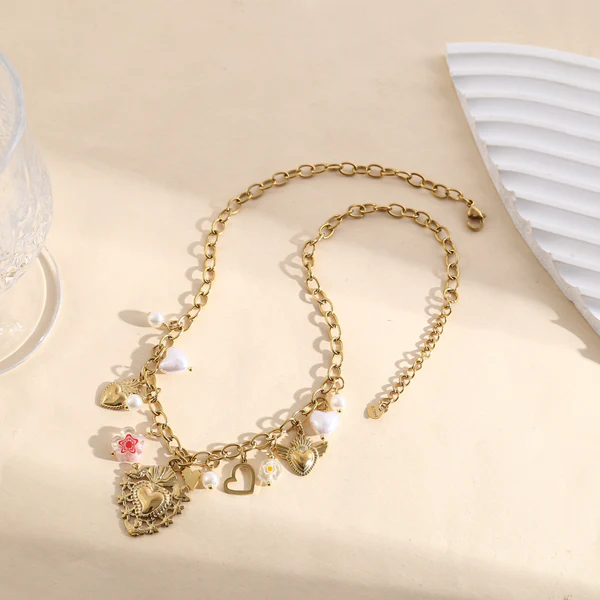 Collier chaîne dorée à pampilles cœurs, perles et breloques fleuries émaillées