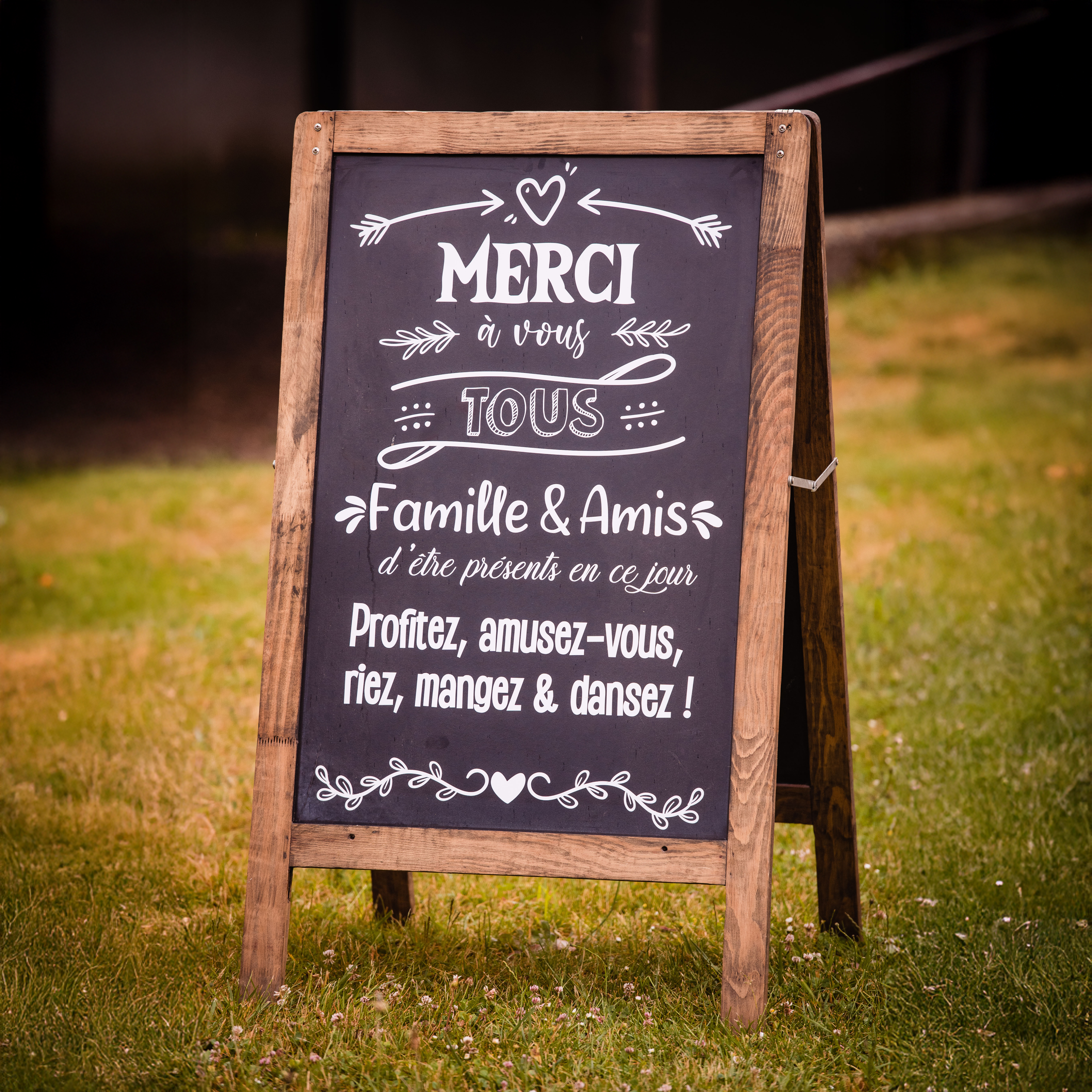 Panneau sur pied ardoise avec sticker “Merci”